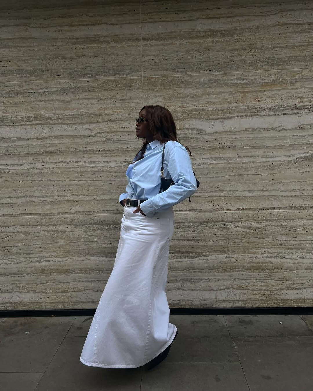 Camisa azul Bridgerton combinada com saia longa branca em look elegante