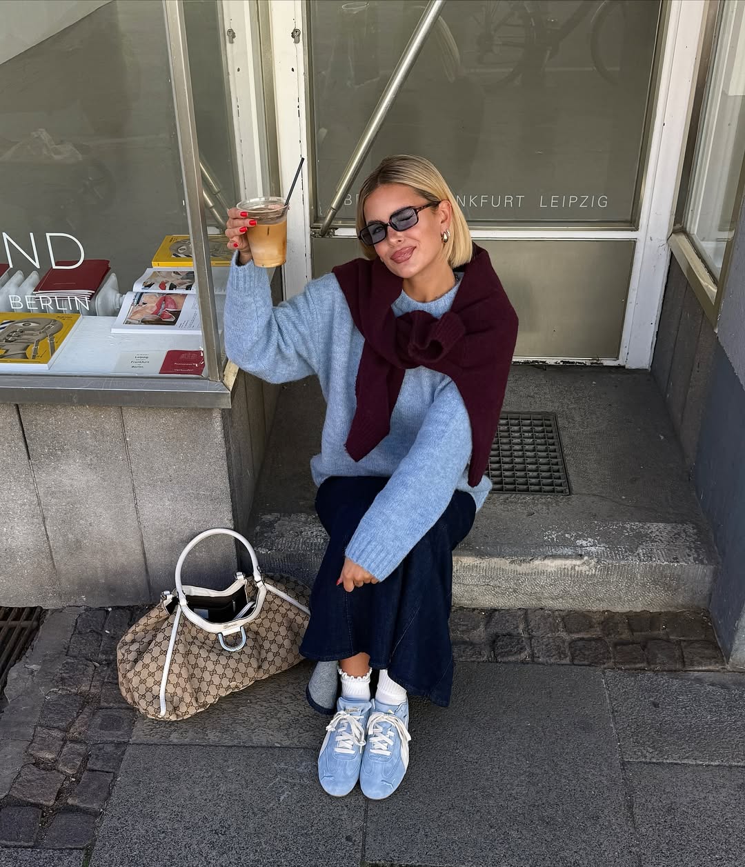 Look com detalhes em azul Bridgerton combinados com pe&ccedil;as neutras