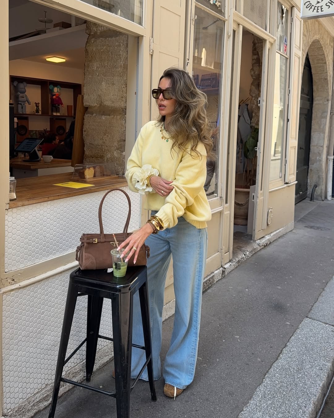 Look com tric&ocirc; azul Bridgerton combinado com jeans para visual casual