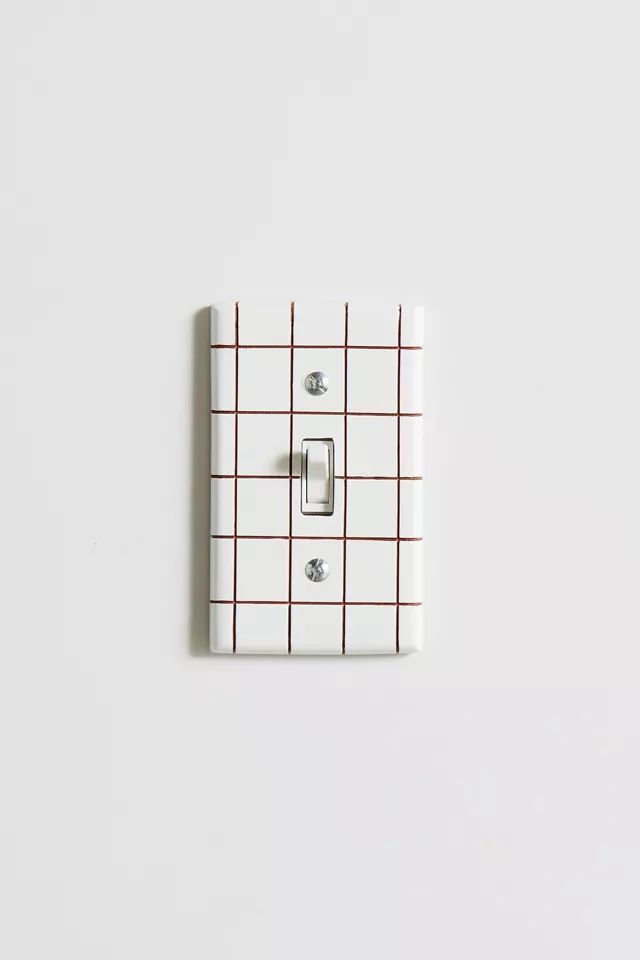 Moldura de interruptor branca com linhas vermelhas