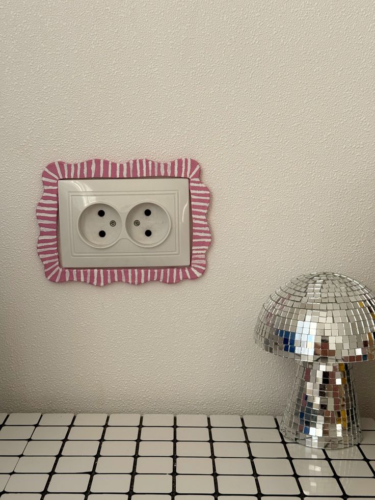 Moldura de interruptor horizontal listrada branca e vermelha