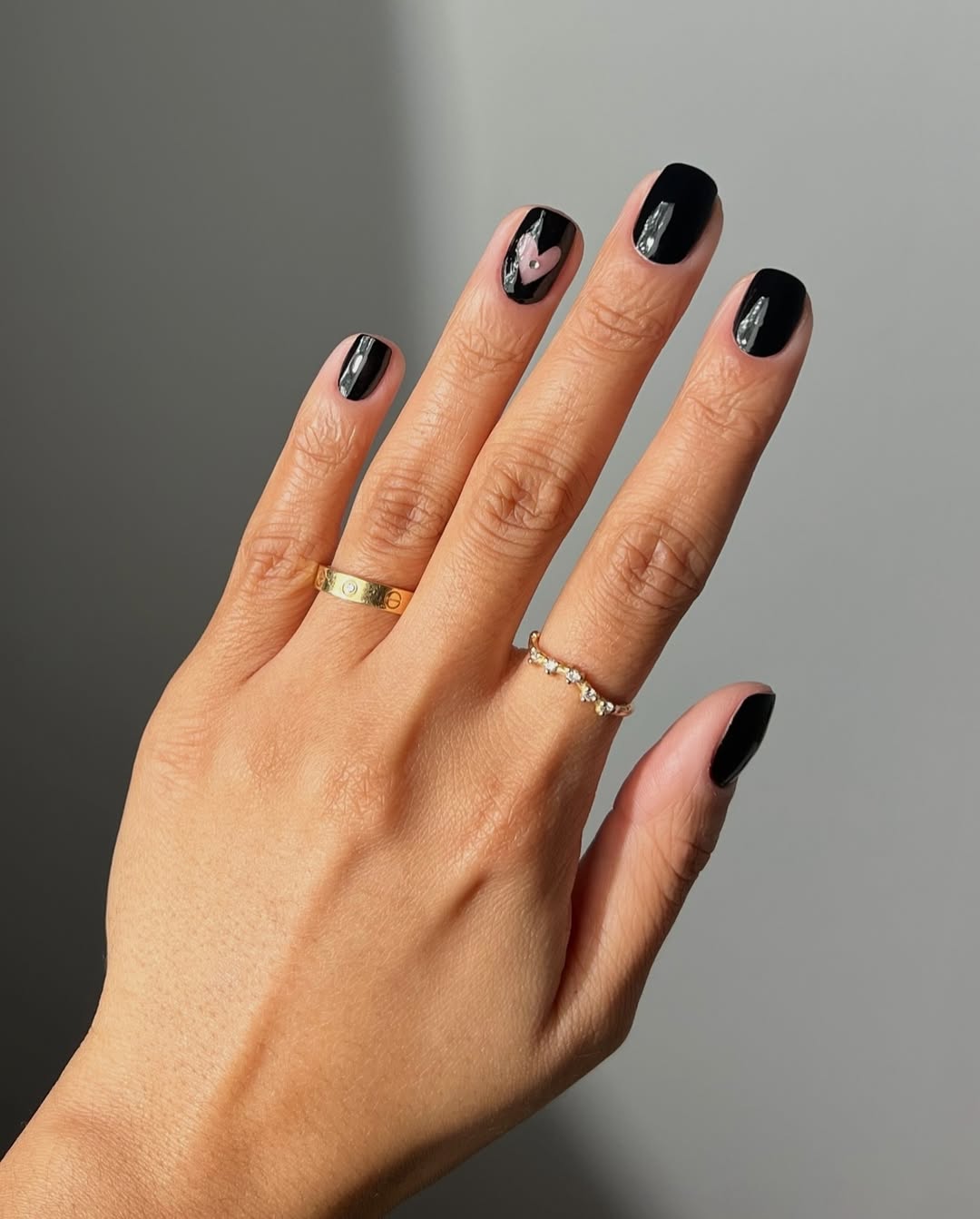 Unha preta decorada com cora&ccedil;&atilde;o vazado cria manicure delicada e elegante