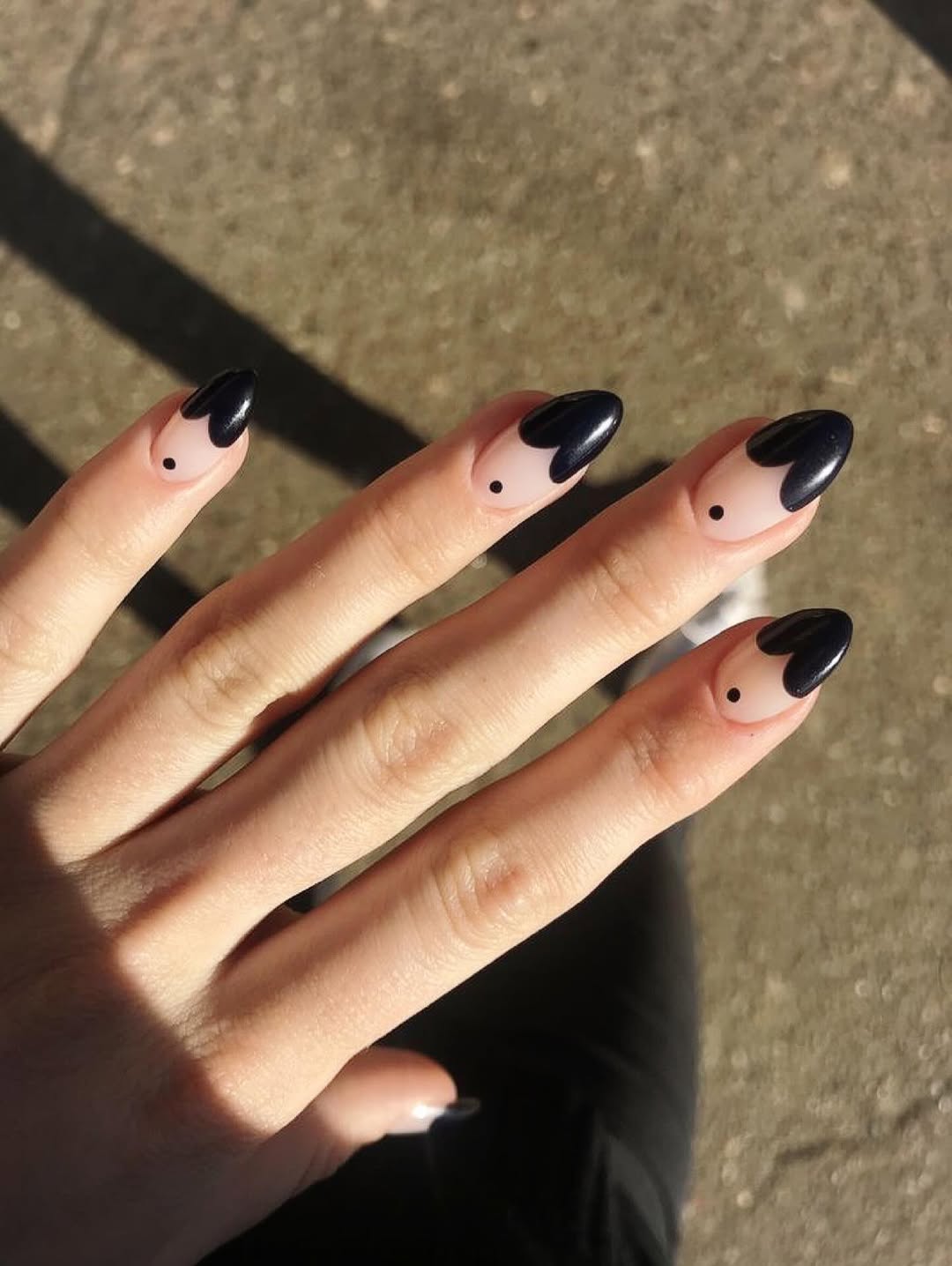 Unha preta decorada com desenho geom&eacute;trico e pontos cria visual moderno