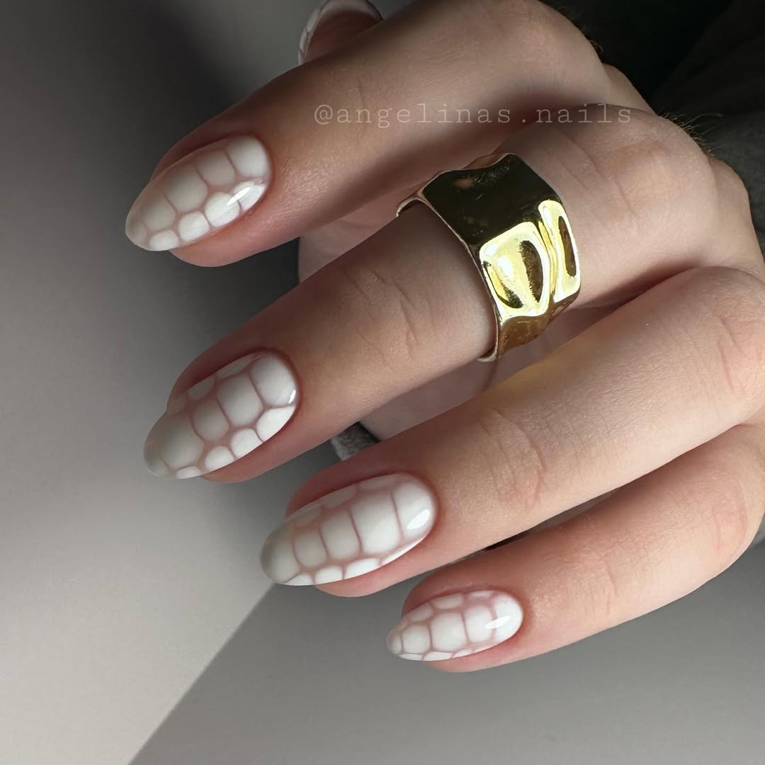 Unhas brancas decoradas com estampa org&acirc;nica em relevo