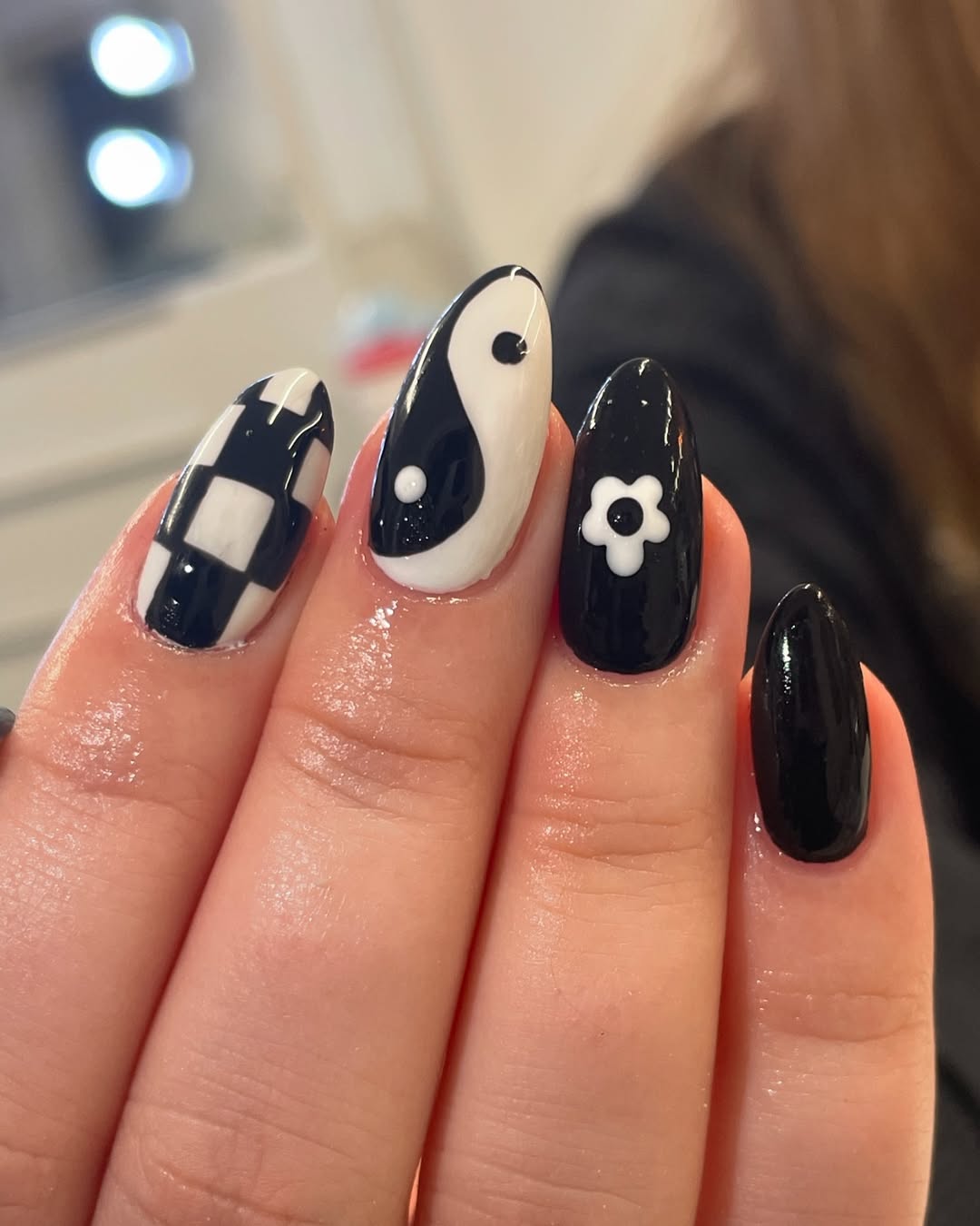 Unha preta decorada mistura estampas em preto e branco