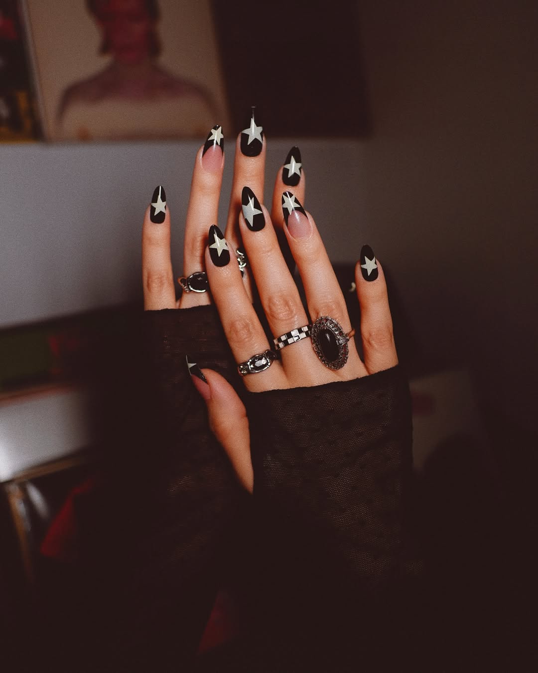 Unha preta decorada com estrelas cria manicure fashion e moderna