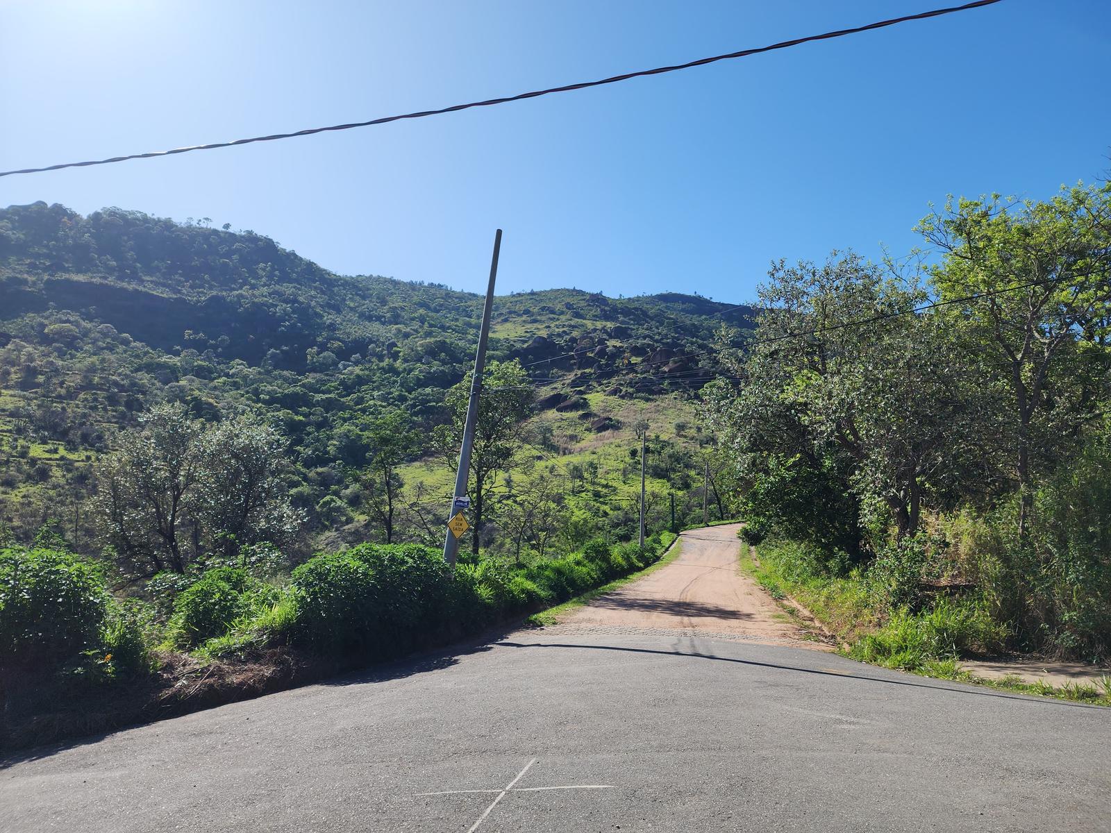Trecho da trilha da pedra grande em Atibaia, rota hist&oacute;rica cercada por vegeta&ccedil;&atilde;o, op&ccedil;&atilde;o de trilha e ecoturismo pr&oacute;ximo a S&atilde;o Paulo.