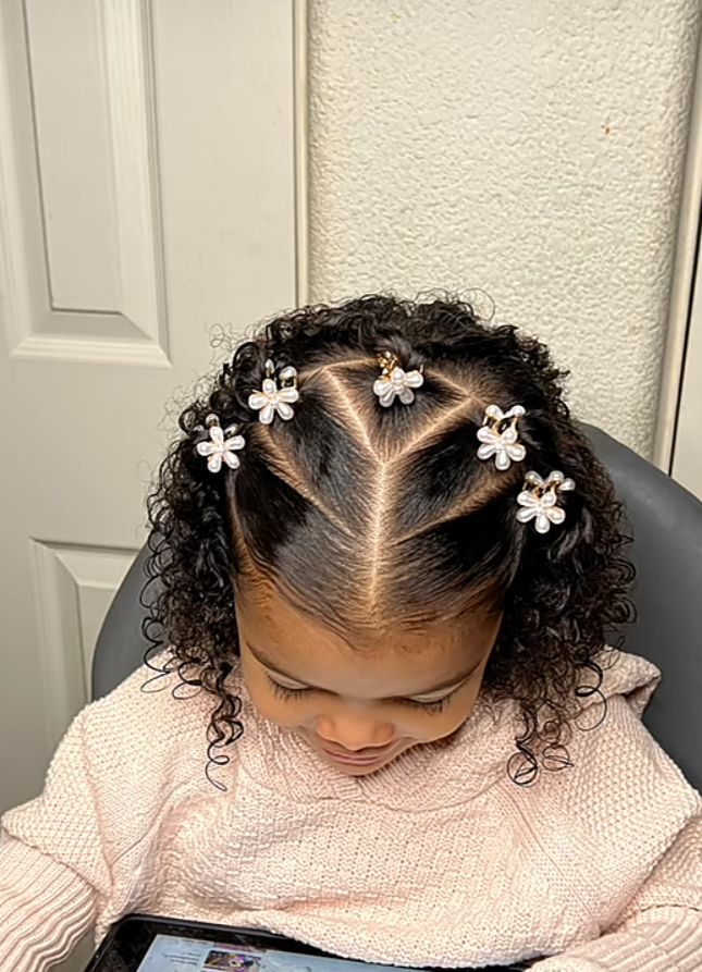Penteado infantil para cabelo cacheado com divis&otilde;es e presilhas delicadas