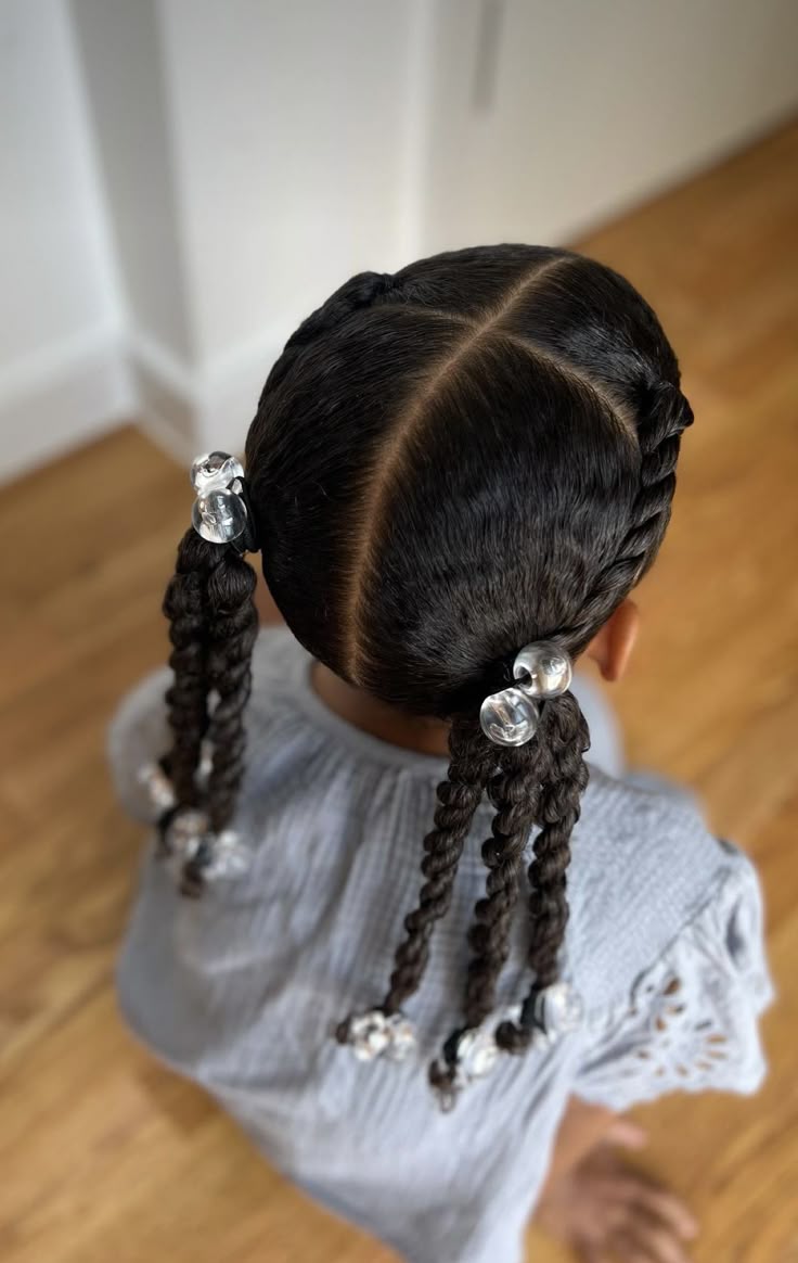 Trancinhas com maria-chiquinha para cabelo cacheado infantil