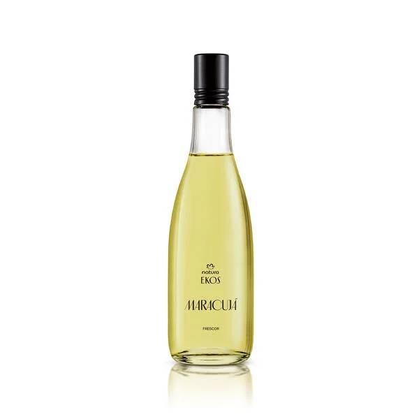 Frasco alongado de perfume Natura Ekos Frescor Maracuj&aacute;, com l&iacute;quido amarelo claro e design simples, remetendo &agrave; leveza e frescor.