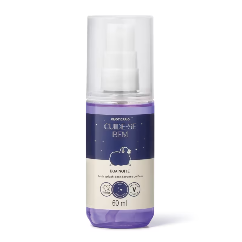 Frasco de body splash Cuide-se Bem Boa Noite, do O Botic&aacute;rio, em embalagem transl&uacute;cida com detalhes em azul e roxo, com pump spray