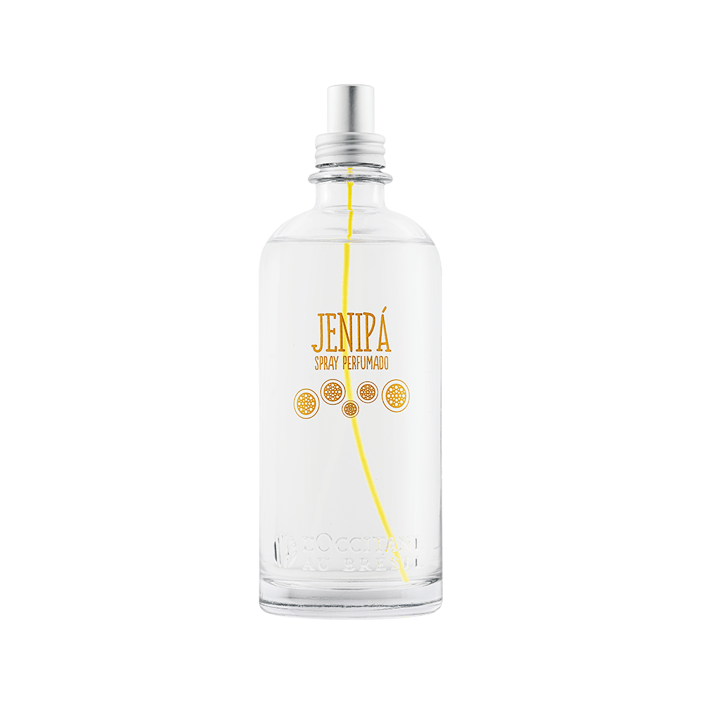 Frasco transparente de spray perfumado Jenip&aacute;, da L&rsquo;Occitane au Br&eacute;sil, com l&iacute;quido claro e detalhes em amarelo no r&oacute;tulo, em design minimalista.