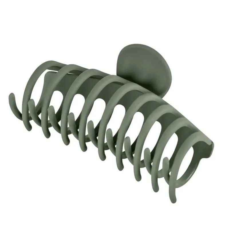 Piranha verde fosca &eacute; op&ccedil;&atilde;o moderna e discreta para prender o cabelo no dia a dia