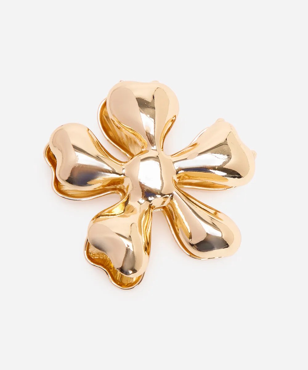 Piranha dourada em formato de flor funciona como acess&oacute;rio de destaque no penteado