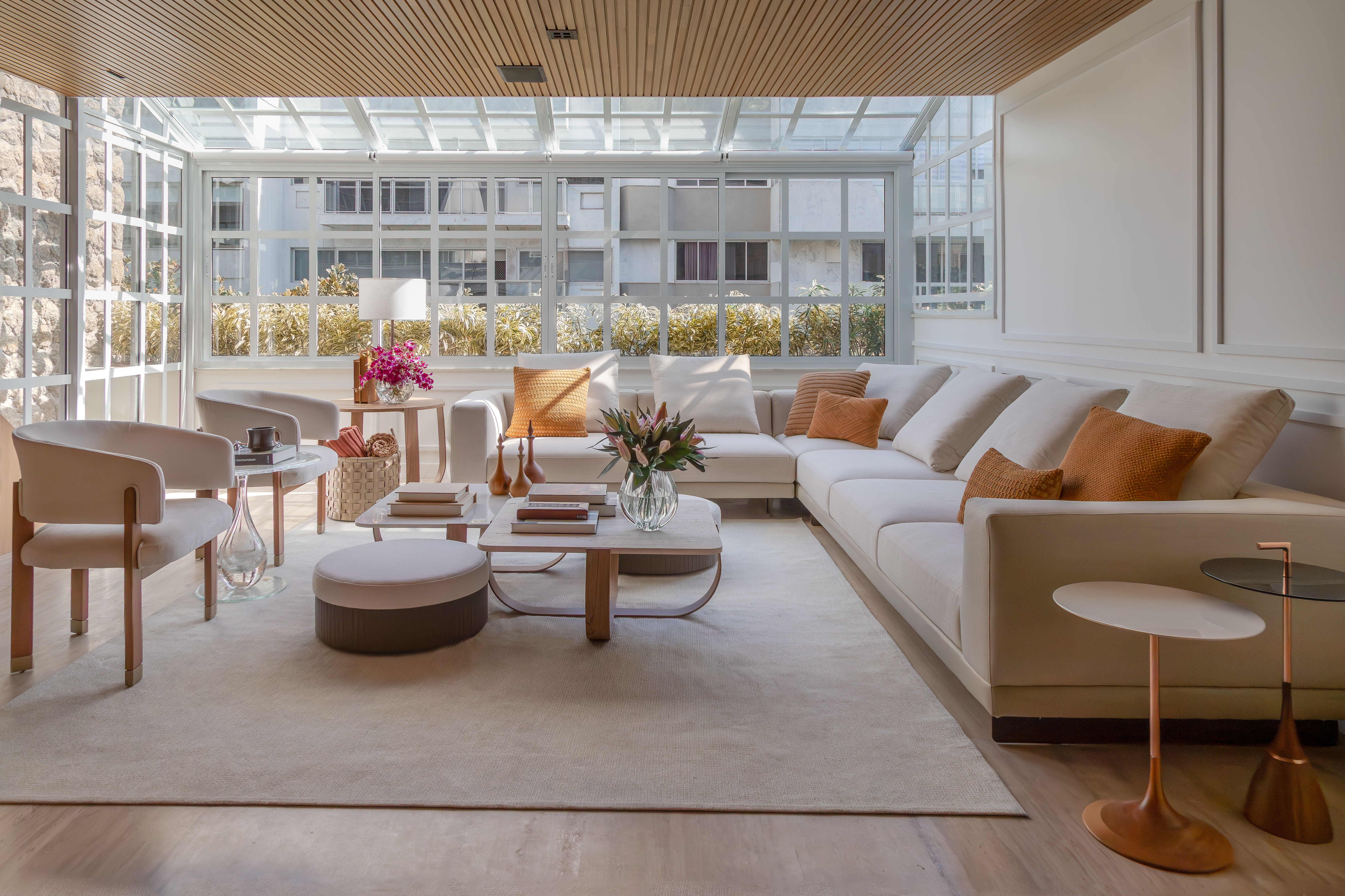 Sala de estar em tons de bege com janel&atilde;o branco