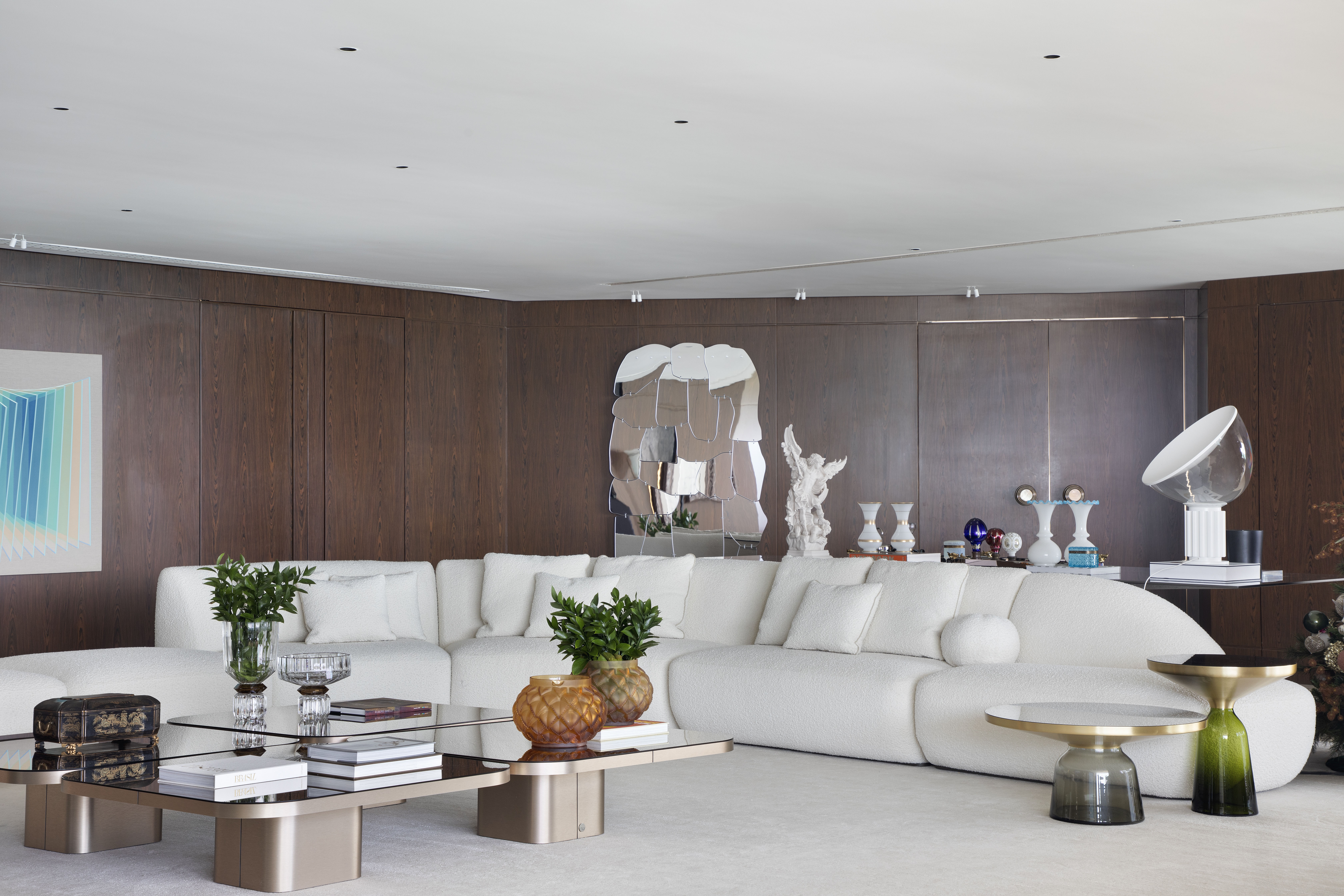 Sala de estar espa&ccedil;osa com parede de madeira escura