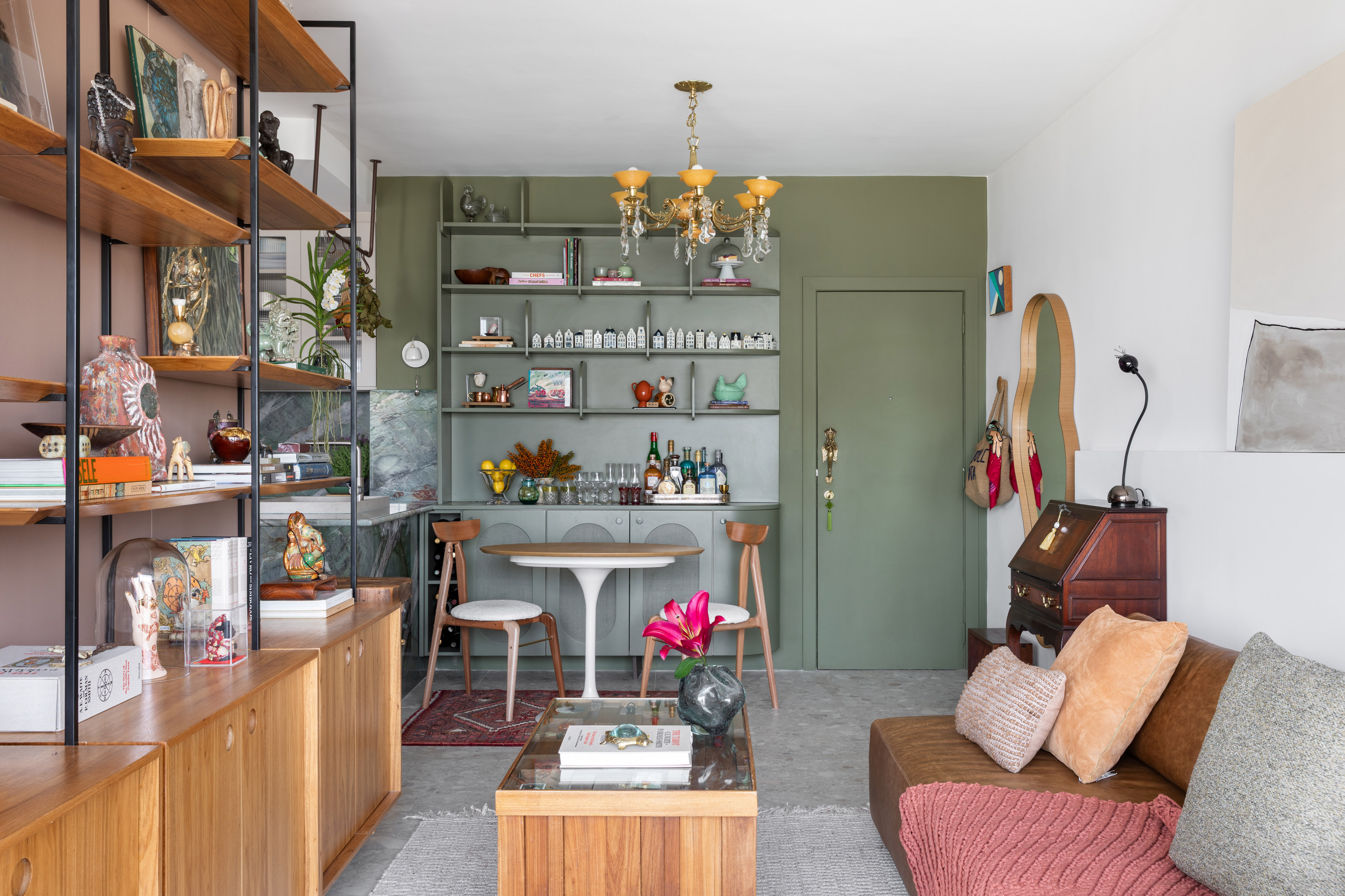 Sala de estar com parede verde musgo