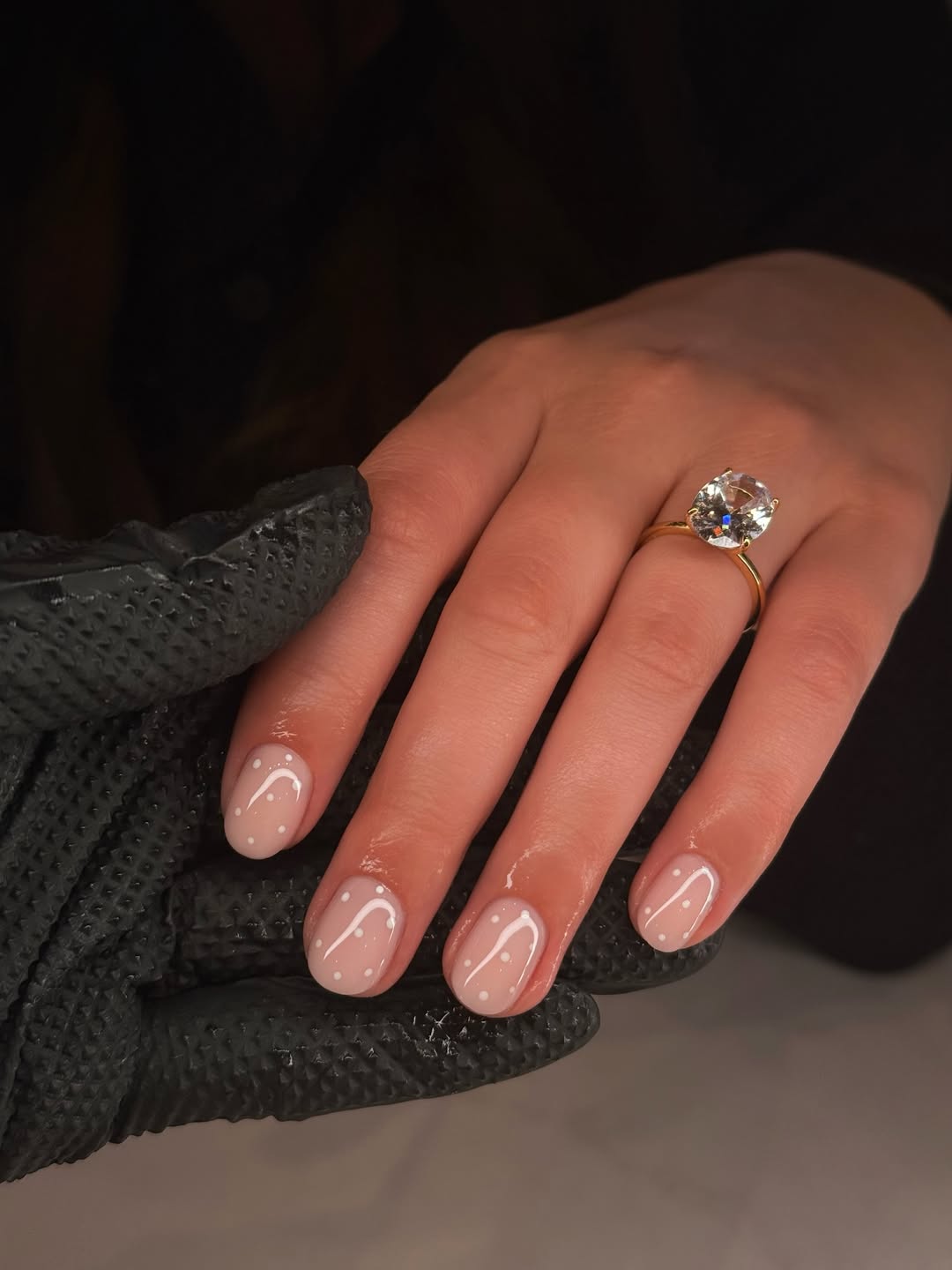 Unhas amendoadas curtas nude com po&aacute; delicado