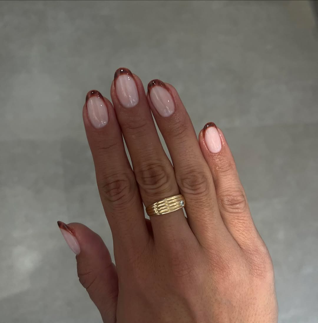 Unhas amendoadas curtas com francesinha marrom moderna