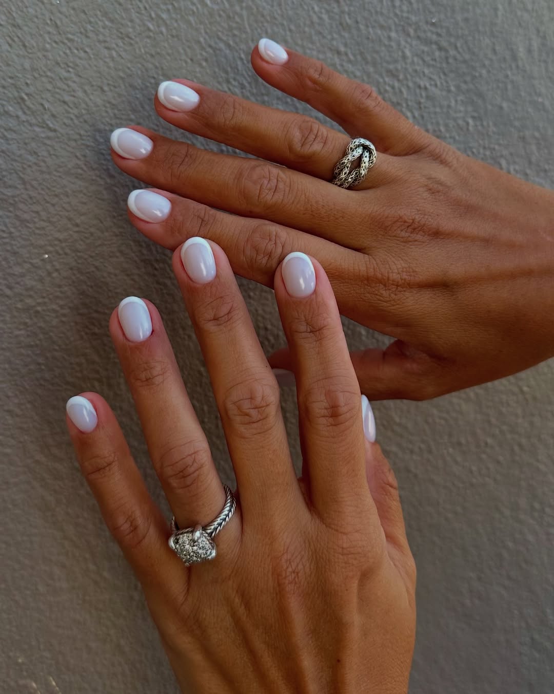 Unhas amendoadas curtas com francesinha cl&aacute;ssica