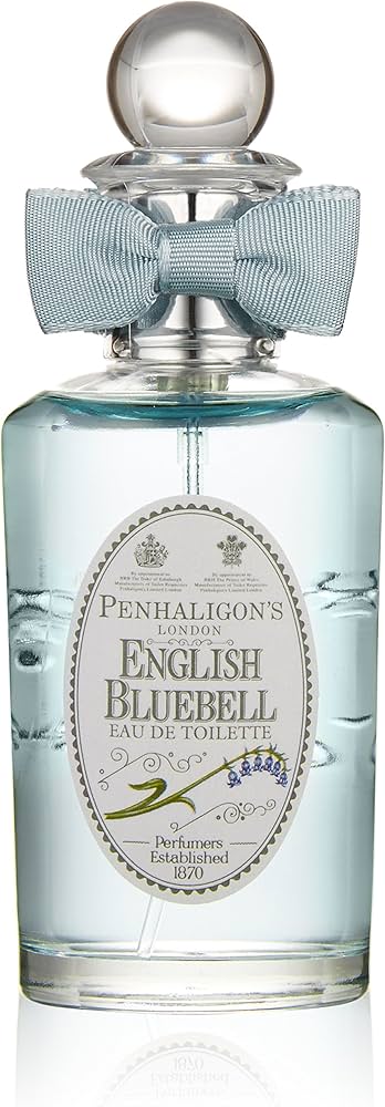 Frasco do perfume Bluebell, da Penhaligon&rsquo;s London, com vidro transparente, l&iacute;quido azul-claro e la&ccedil;o decorativo, fragr&acirc;ncia fresca e floral apreciada por &iacute;cones brit&acirc;nicos