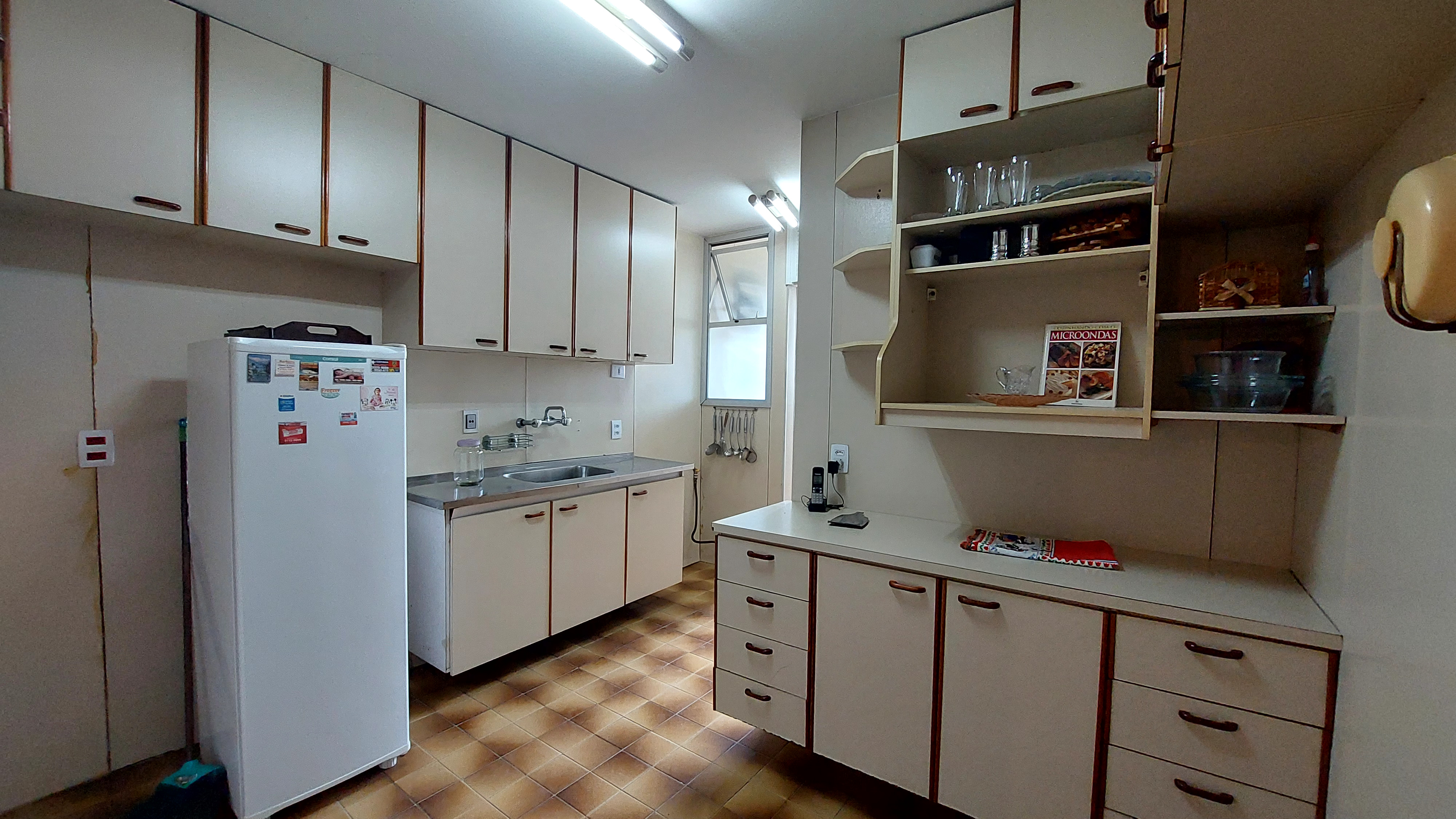 Foto horizontal de cozinha com m&oacute;veis e decora&ccedil;&atilde;o antigos