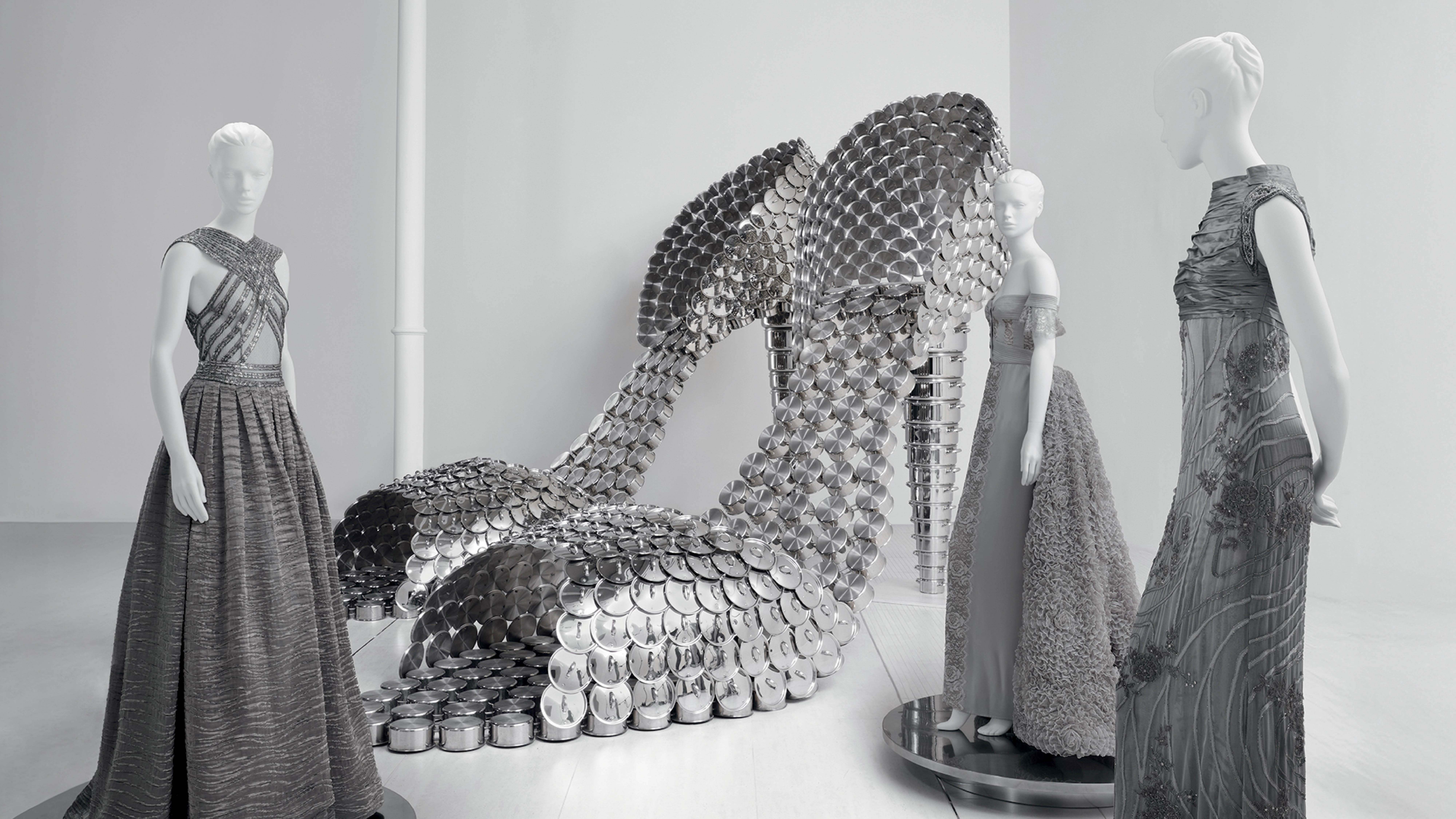 Capa de: Moda no museu: 4 exposições imperdíveis ao redor do mundo em 2026!