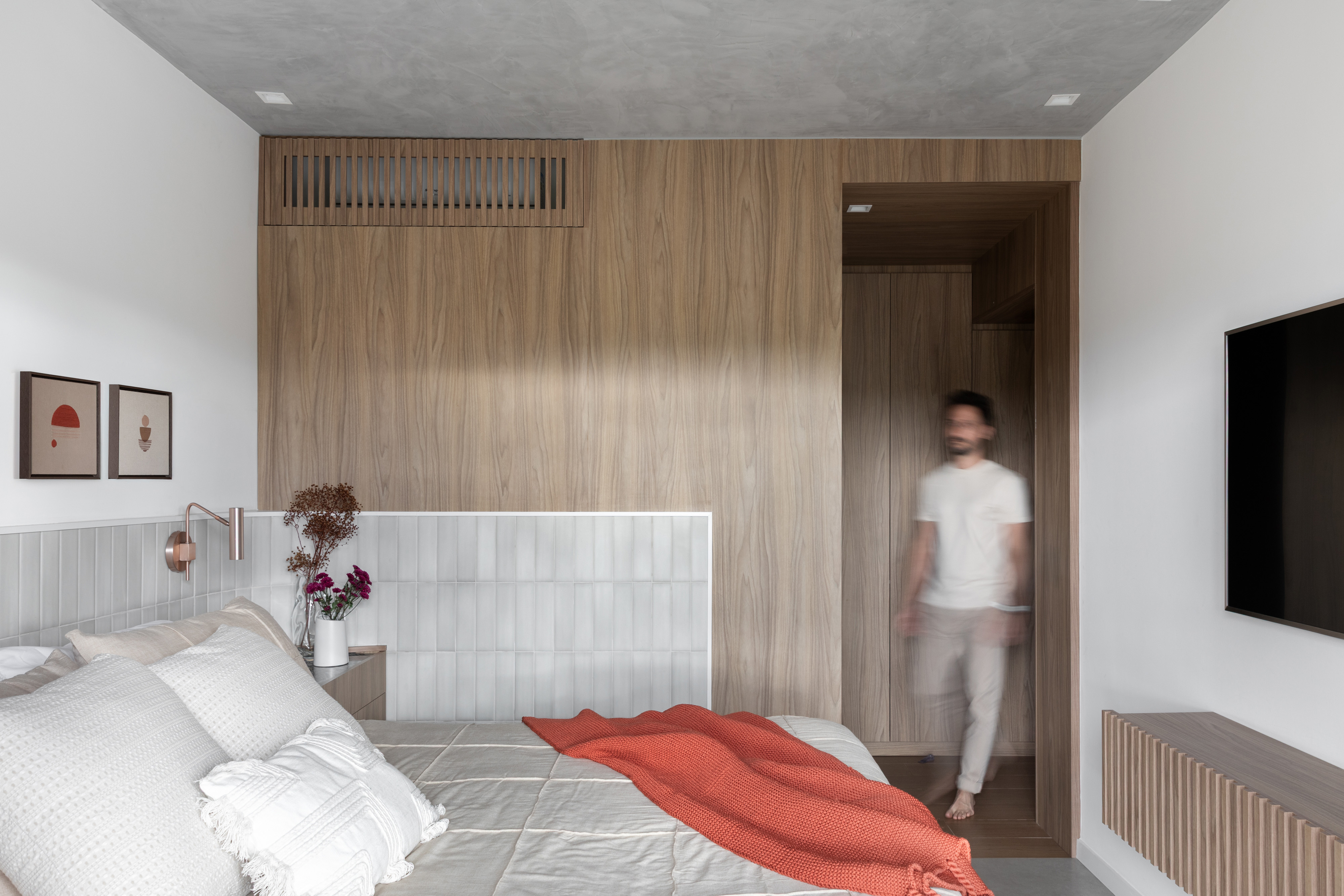 Foto de quarto de casal com madeira e cabeceira curva de porcelanato