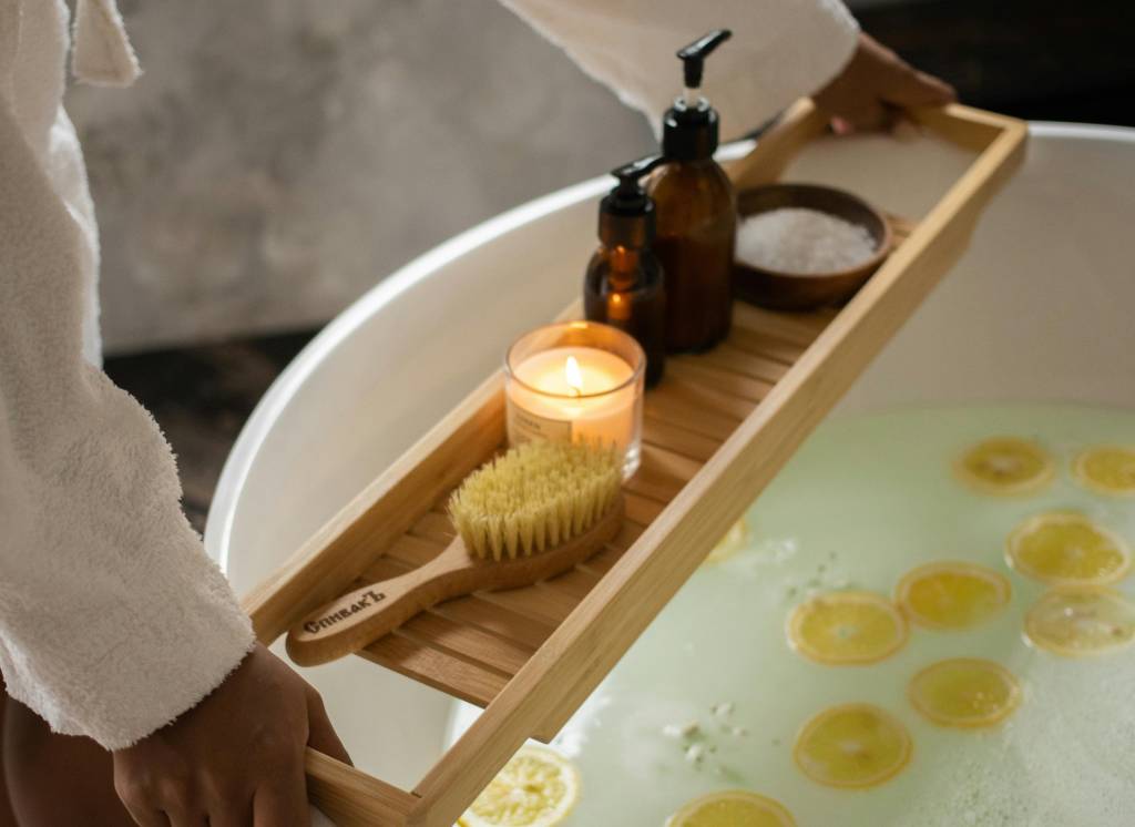 5 passos para fazer um spa de pés em casa digno de salão