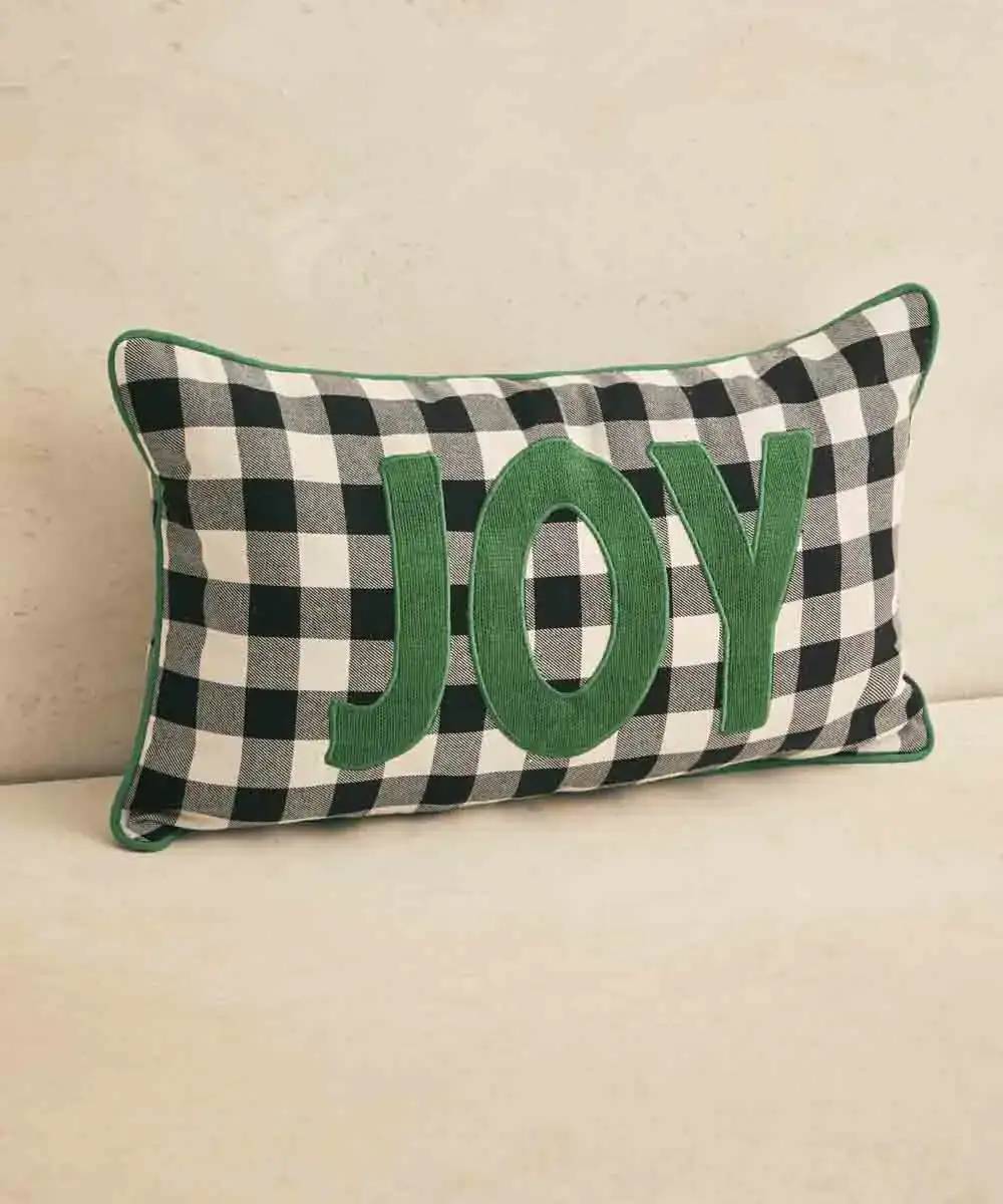 Almofada xadrez com escrito joy