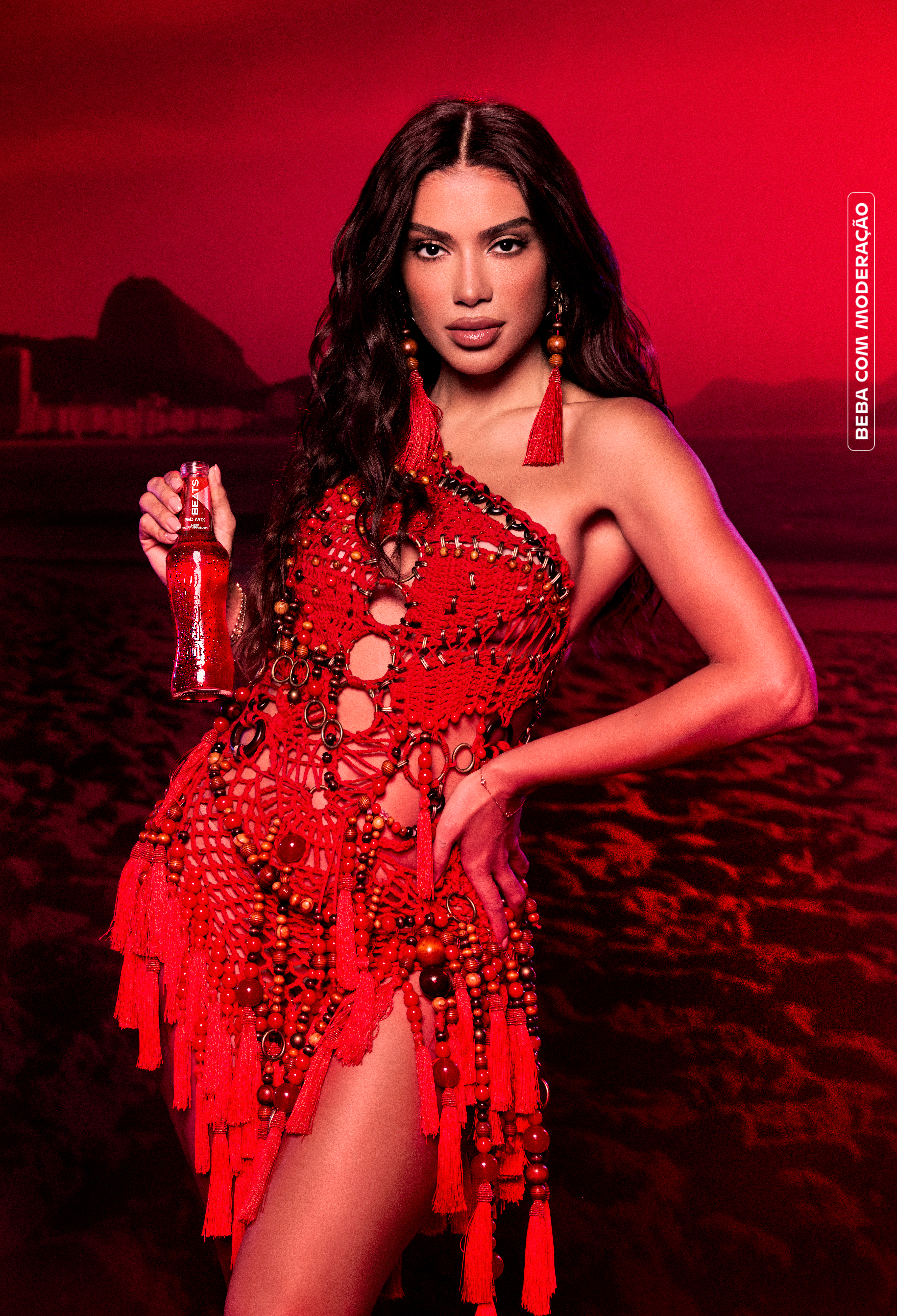 Anitta faz ensaio inspirado nas curvas de Beats para Todo Mundo no Rio
