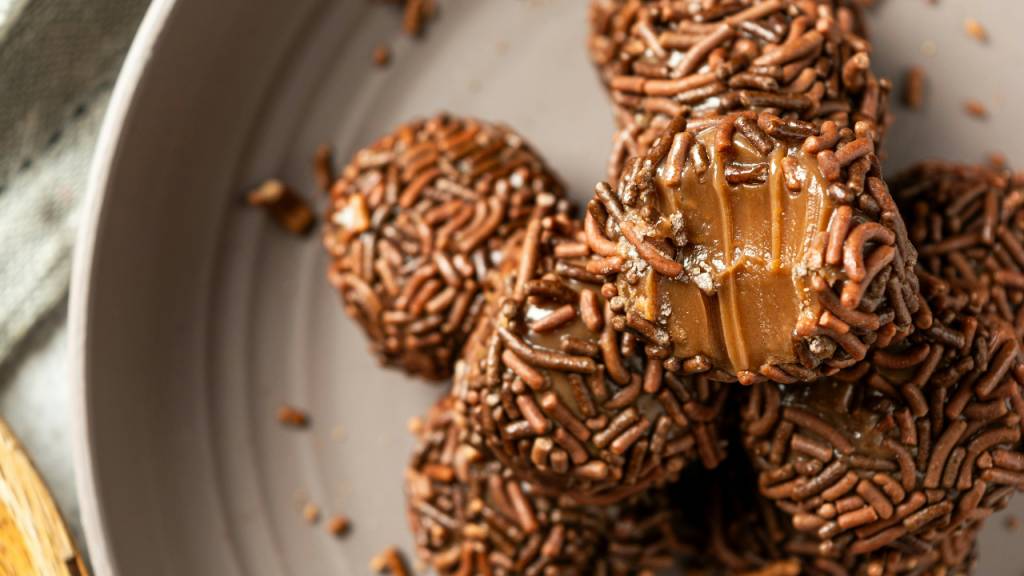 Brigadeiro de micro-ondas que fica pronto em minutos (e não suja louça)