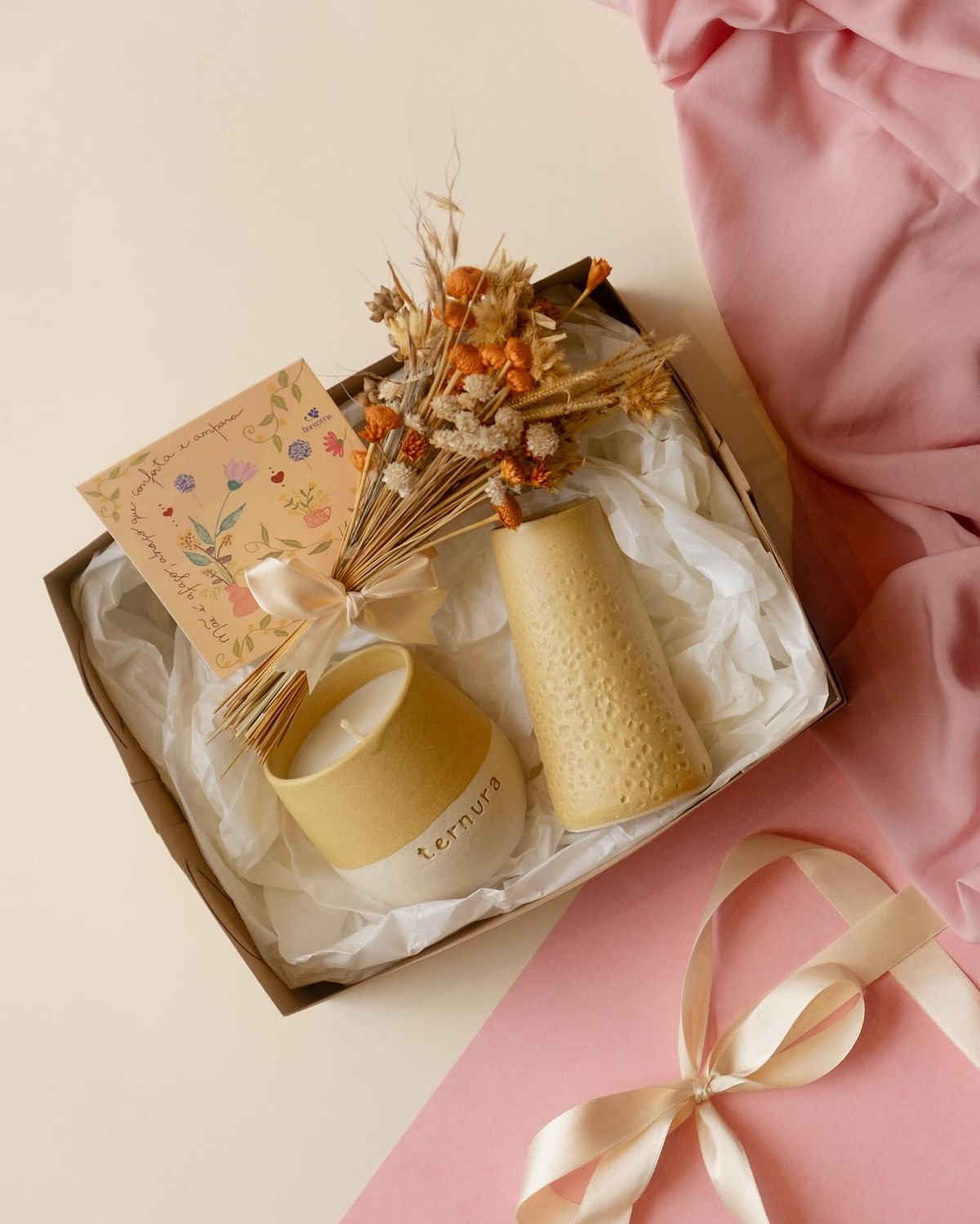 Kit de cer&acirc;mica com vela e vasos de flor