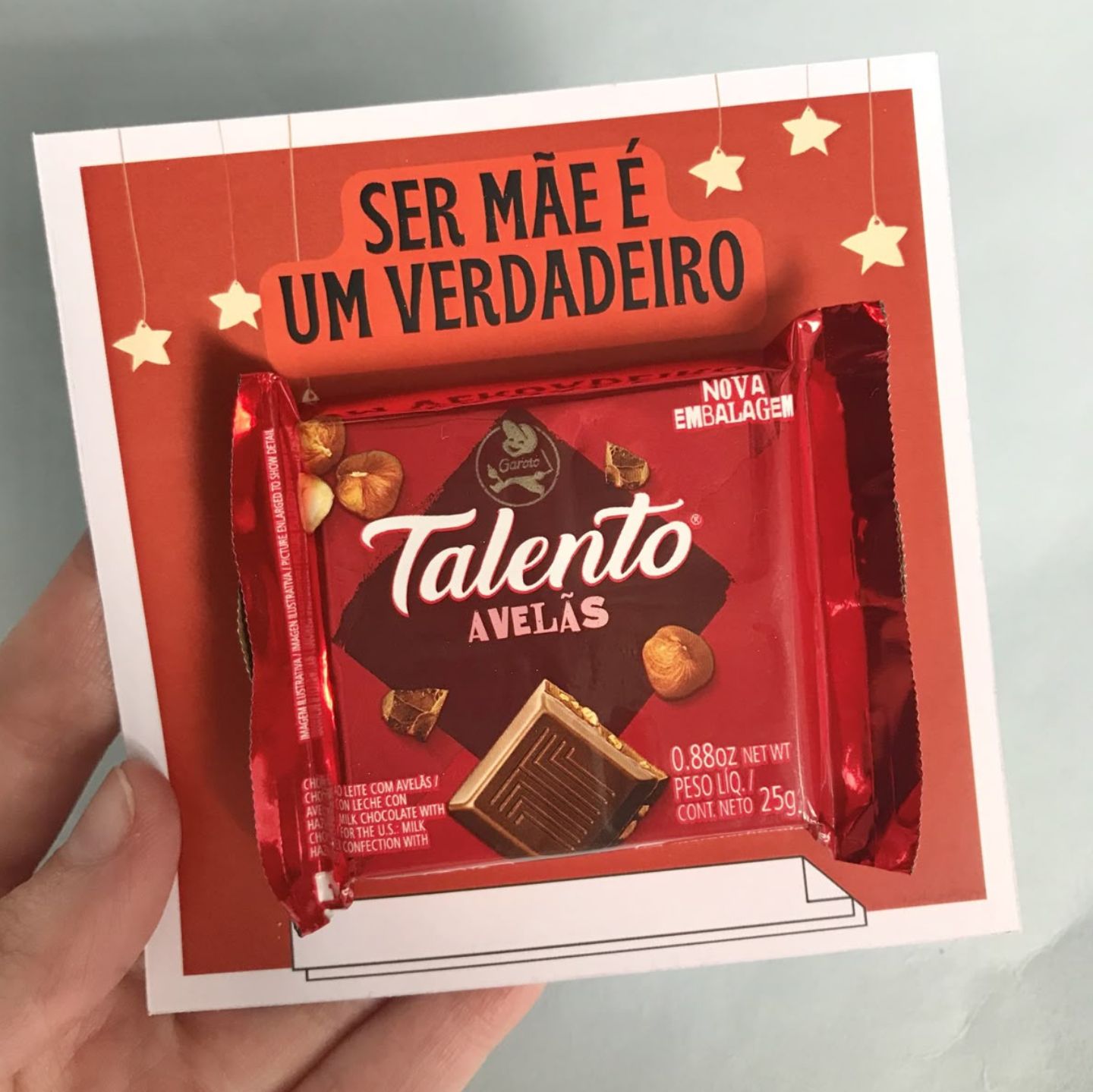 Foto de uma lembrancinha de dia das m&atilde;es. &Eacute; um cart&atilde;o com o escrito 