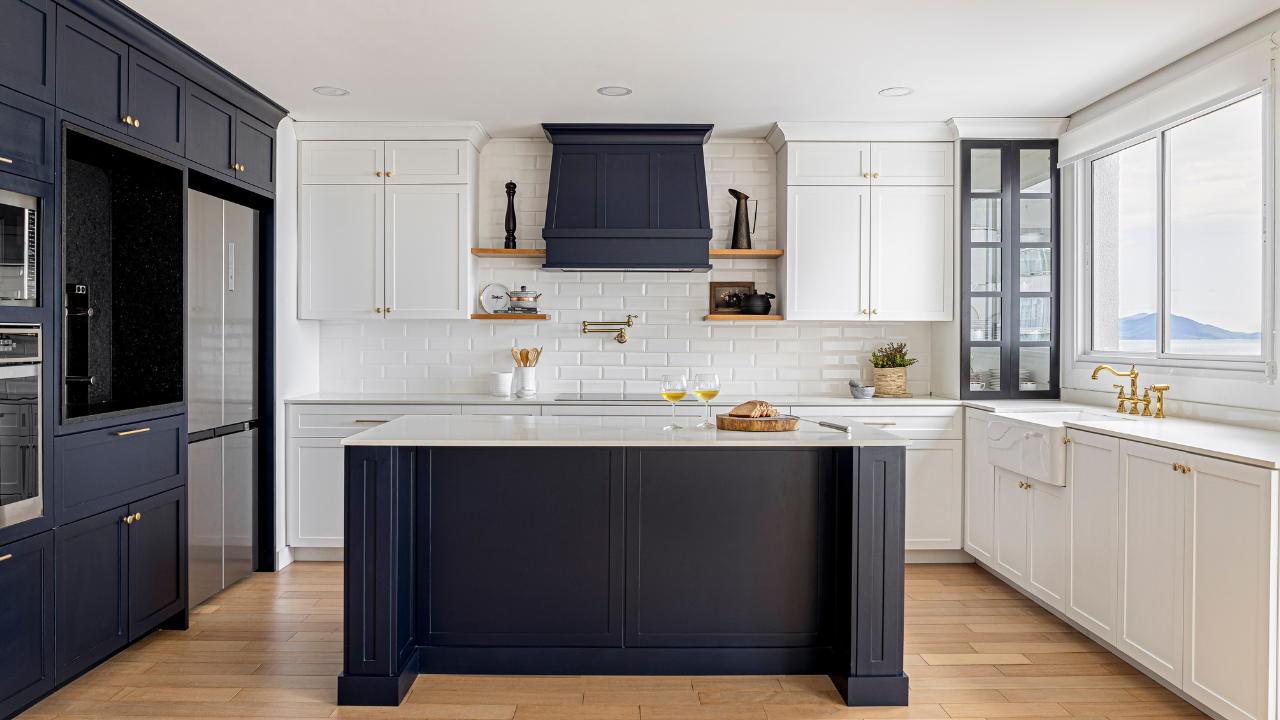Cozinha em tons de azul escuro e branco com decoração francesa