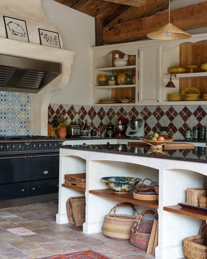 Cozinha com papel de parede estampado e estilo franc&ecirc;s