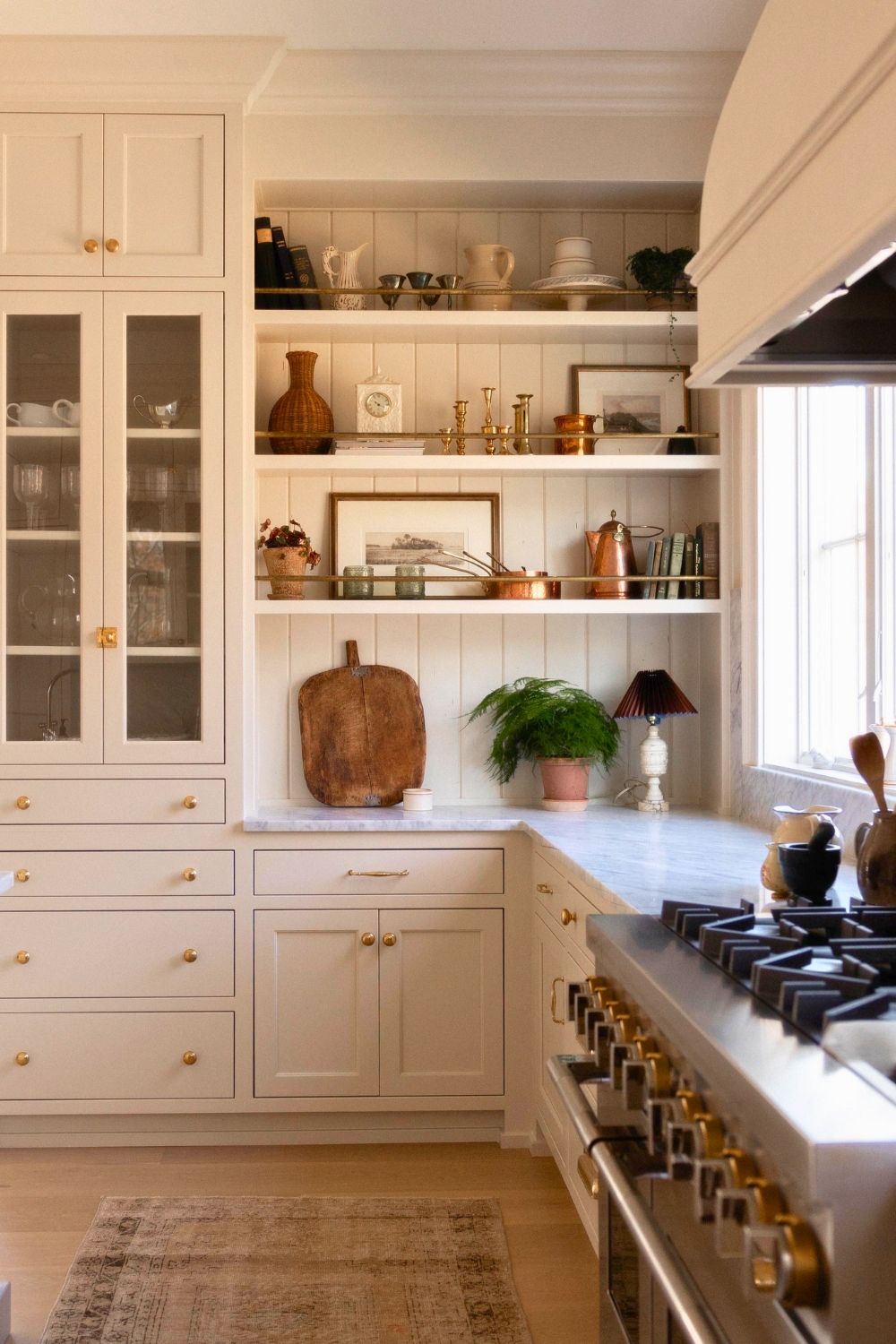 Cozinha em tons de off-white com prateleira