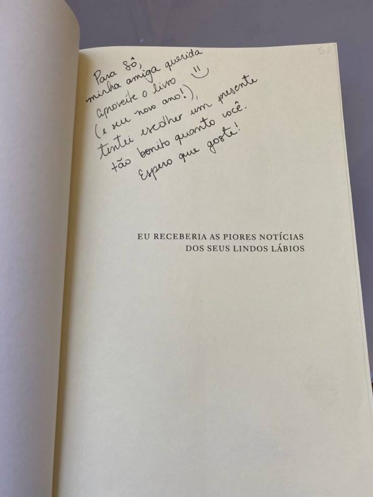 P&aacute;gina de livro com dedicat&oacute;ria manuscrita para amiga, com mensagem carinhosa escrita &agrave; caneta.