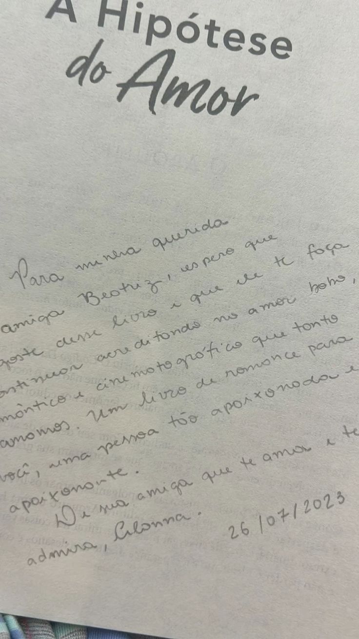 P&aacute;gina de livro &ldquo;A Hip&oacute;tese do Amor&rdquo; com dedicat&oacute;ria escrita &agrave; m&atilde;o para amiga, com texto afetivo.