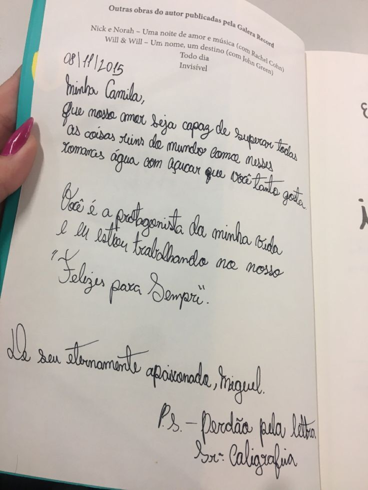 P&aacute;gina de livro com dedicat&oacute;ria rom&acirc;ntica manuscrita, com declara&ccedil;&atilde;o apaixonada e mensagem personalizada.