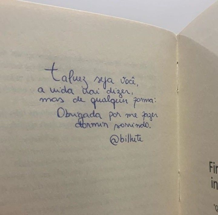 P&aacute;gina de livro com dedicat&oacute;ria curta e po&eacute;tica escrita &agrave; m&atilde;o, com tom delicado e sentimental.