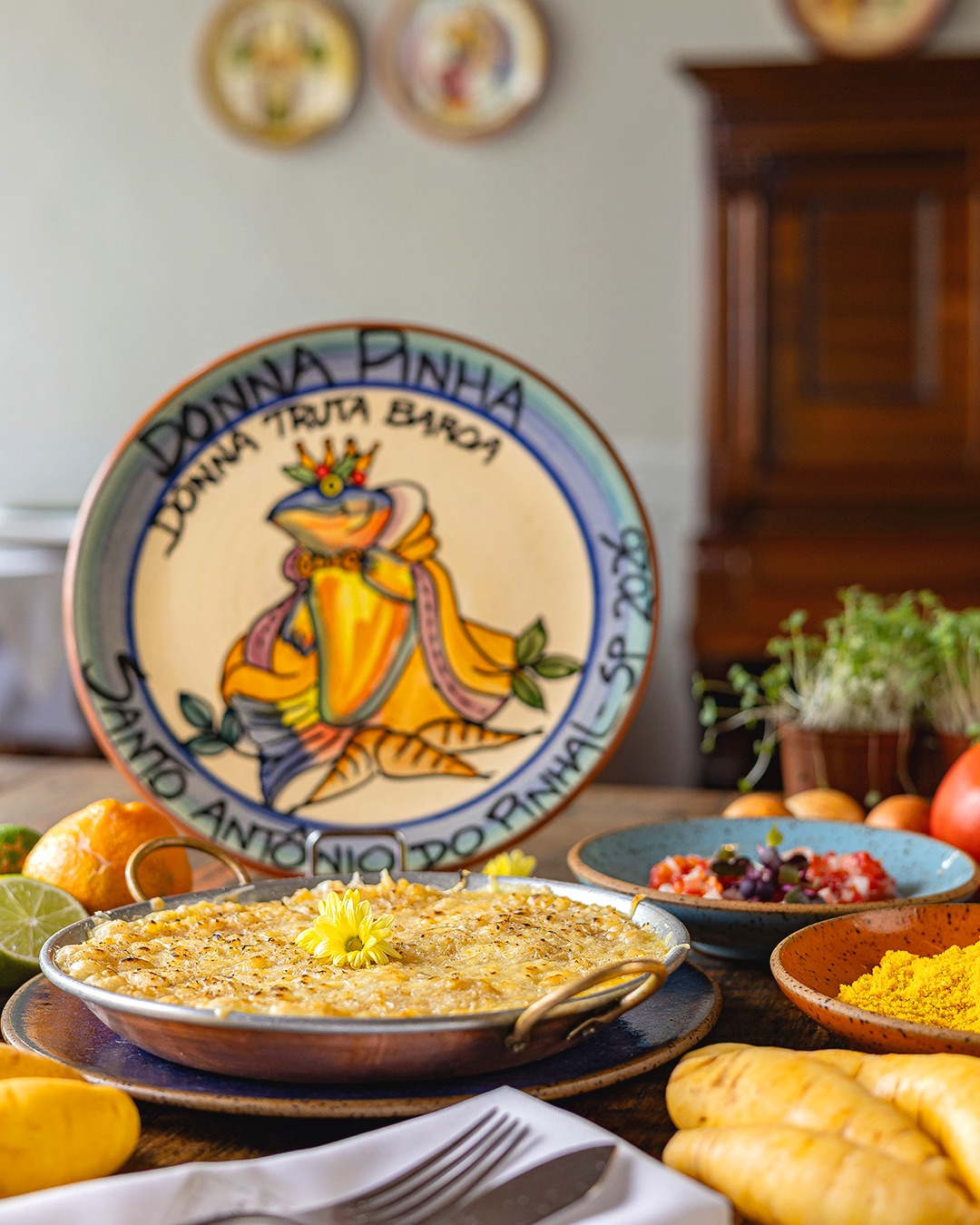 Prato t&iacute;pico com truta servido no restaurante Donna Pinha, destaque da gastronomia da Serra da Mantiqueira em Santo Ant&ocirc;nio do Pinhal.