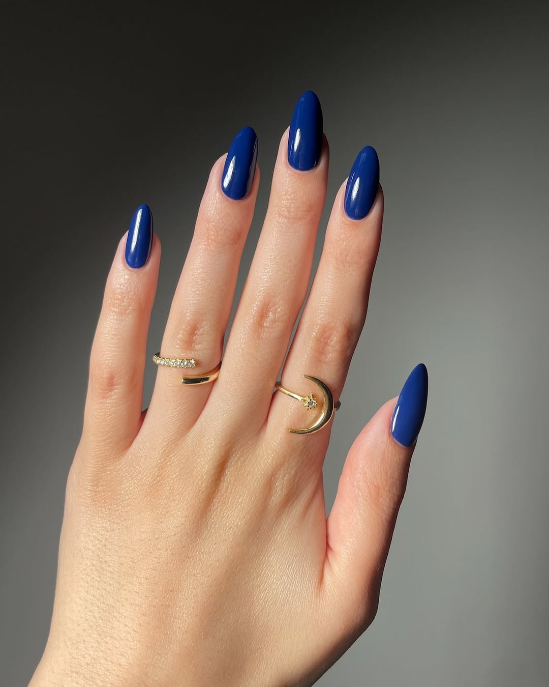 Foto de uma m&atilde;o com as unhas coloridas de azul