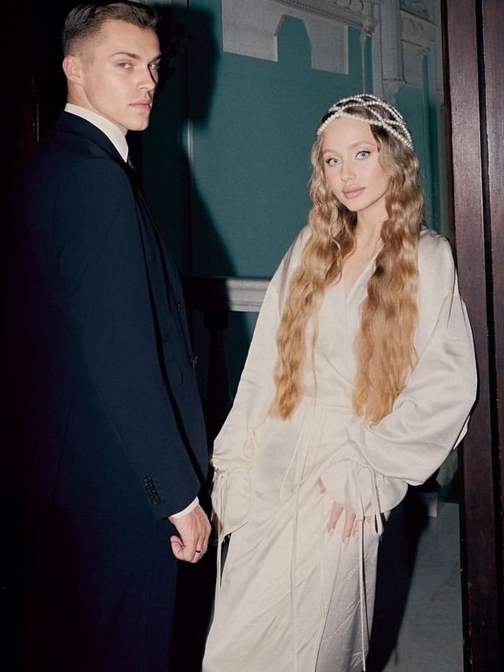 Foto de uma mulher loira usando um headpiece com brilhos e um vestido claro, rom&acirc;ntico, de seda