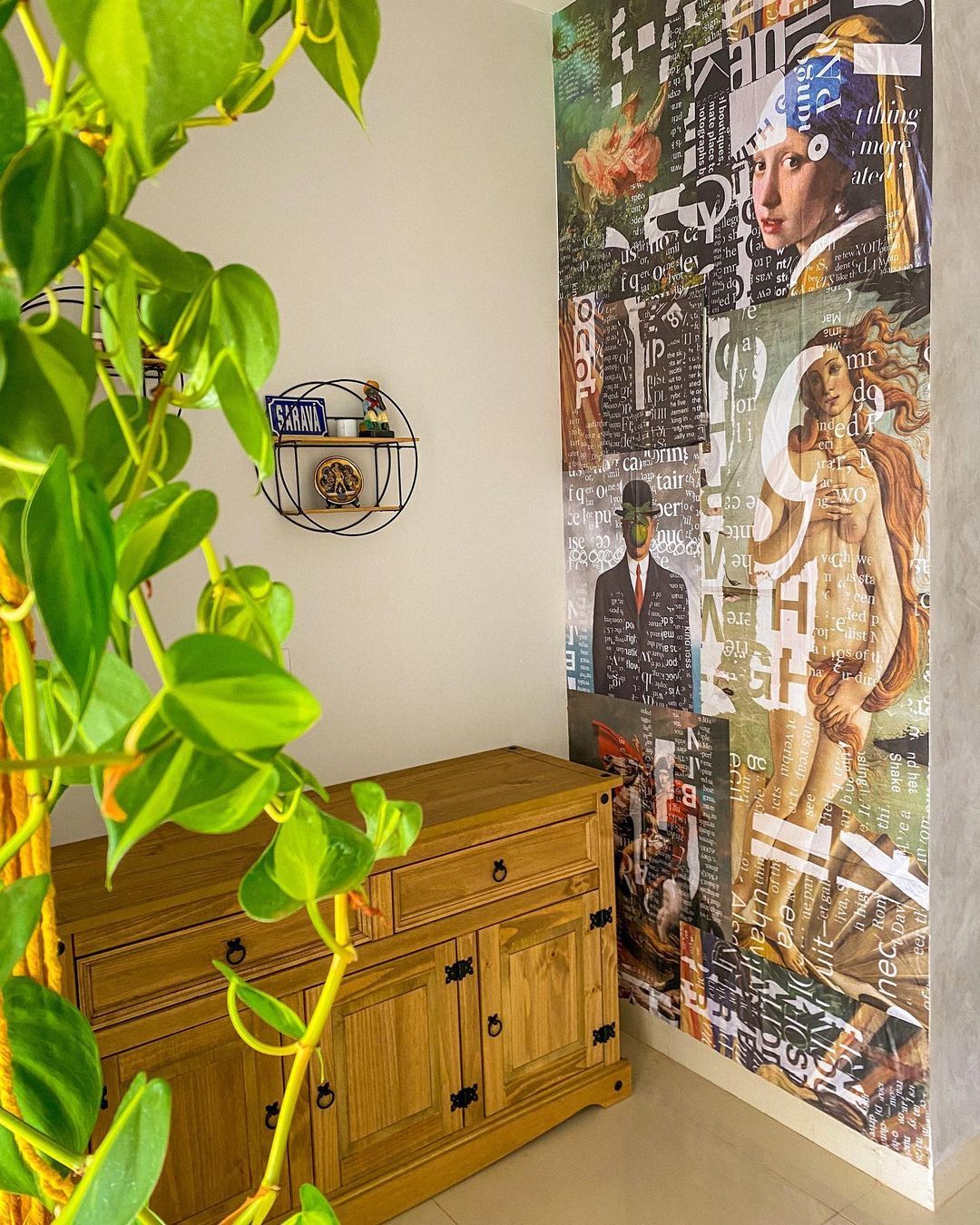 Montagem com tr&ecirc;s ambientes decorados com lambe-lambes: parede com colagens pop art e grafite, composi&ccedil;&atilde;o floral delicada atr&aacute;s do sof&aacute; e mural com capas de &aacute;lbuns musicais, mostrando como transformar paredes com estilo criativo e acess&iacute;vel.