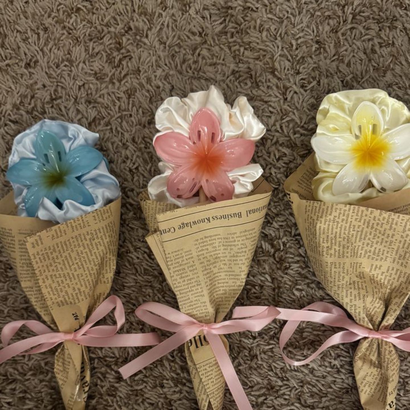 Foto de uma lembrancinha de dia das m&atilde;es. &Eacute; um mini buqu&ecirc; com presilha em formato de flor