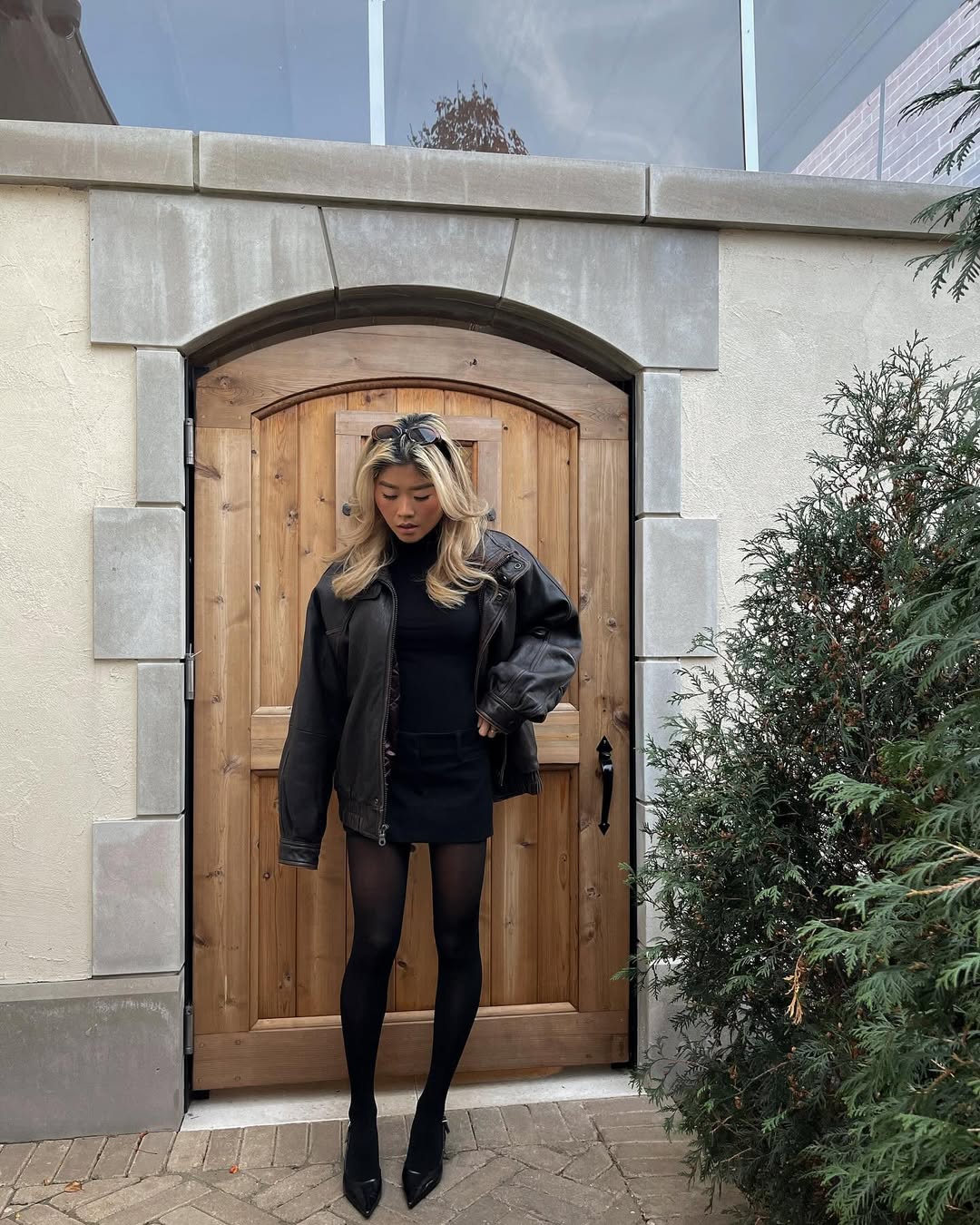 Look com jaqueta de couro e meia cal&ccedil;a all black