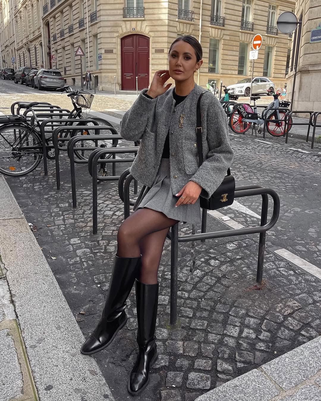 Mulher usando conjunto cinza e meia cal&ccedil;a preta