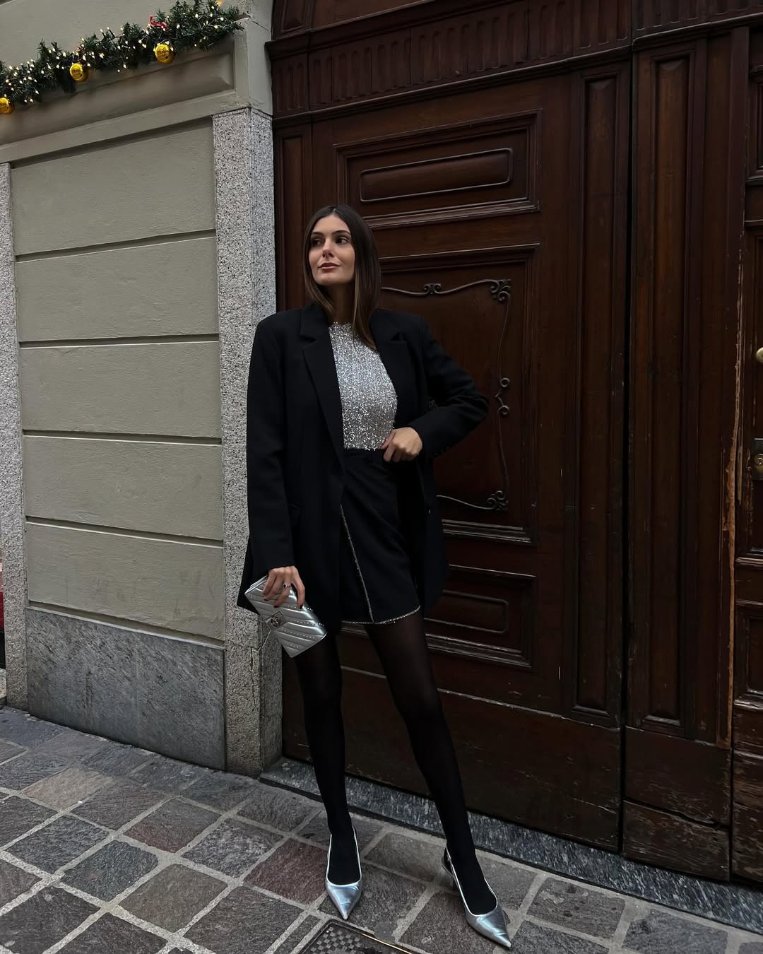 Look com camisa de paet&ecirc;, casaco, shorts e meia-cal&ccedil;a preta