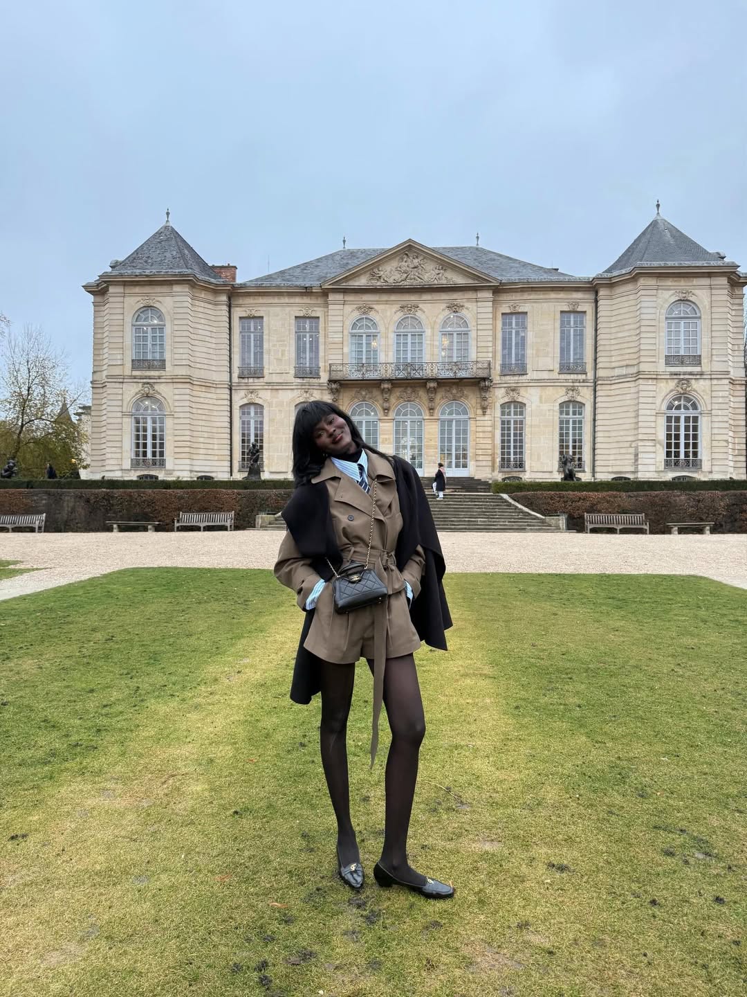 Mulher posando em frente a castelo com conjunto em gabardine